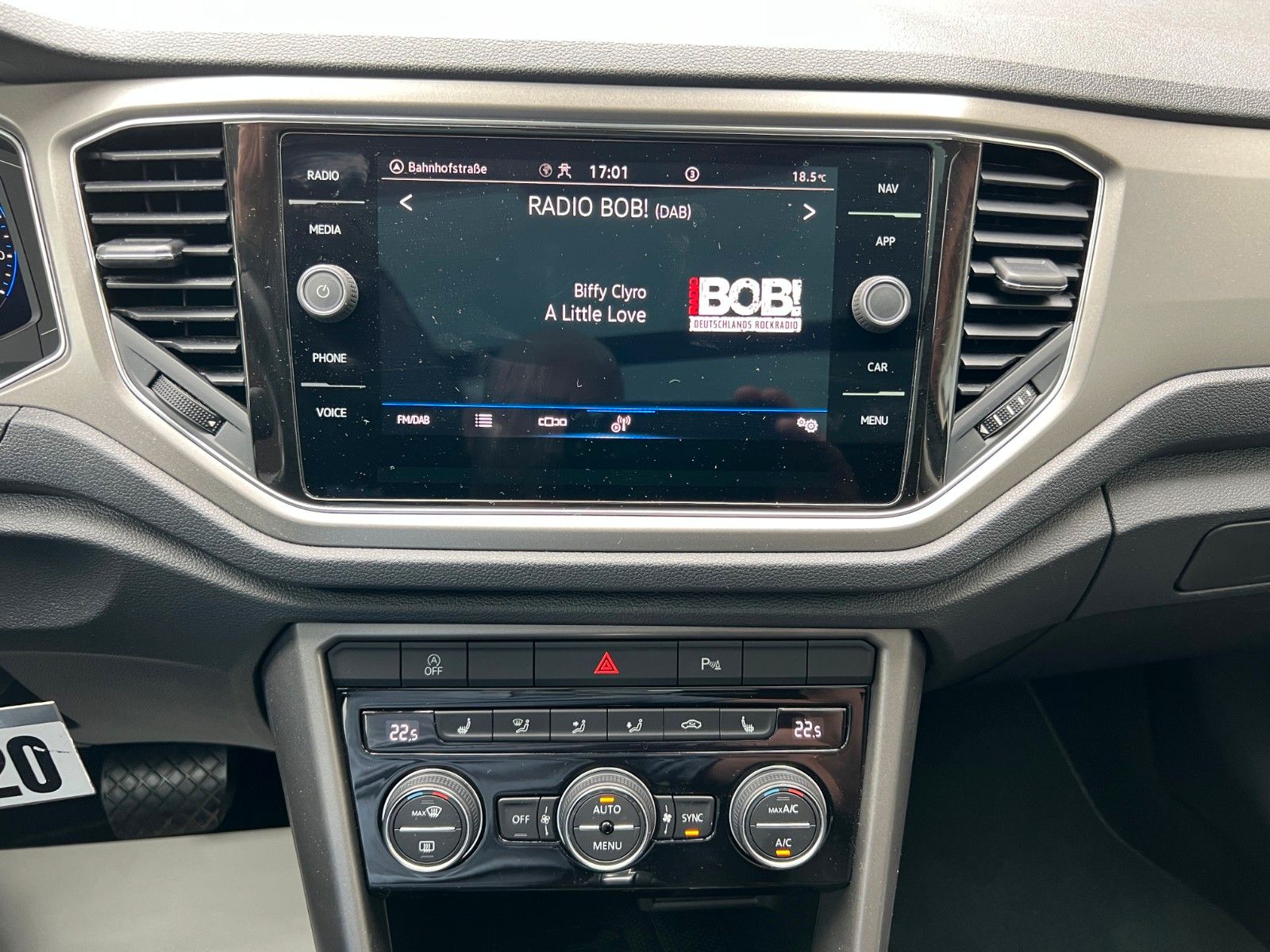 Volkswagen T-Roc Style 1.5TSi DSG R-Line - Samsaru's Car Outlet