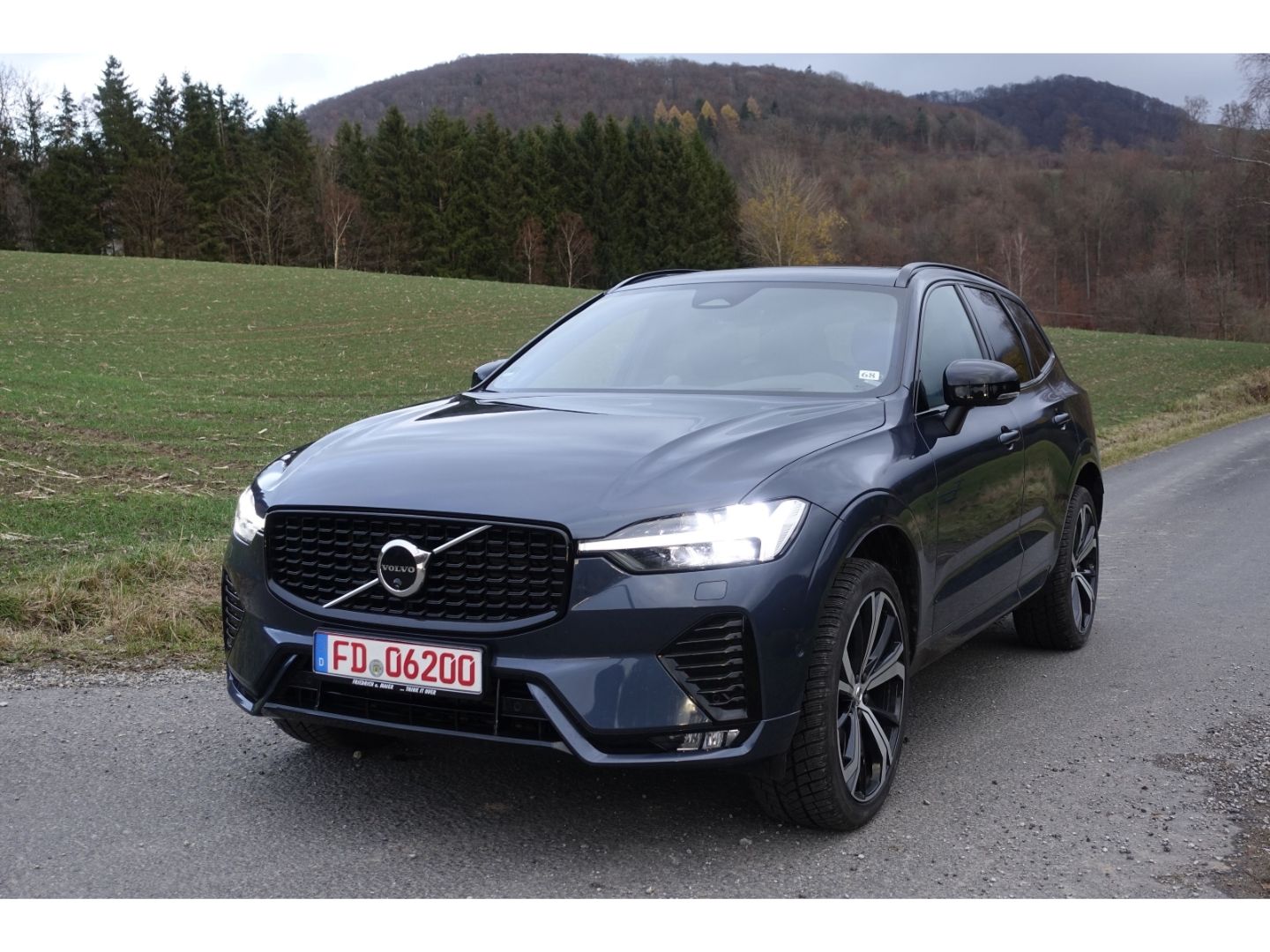 Volvo XC60 B4 D AWD MHEV Ultimate Dark / AHK / Pano /
