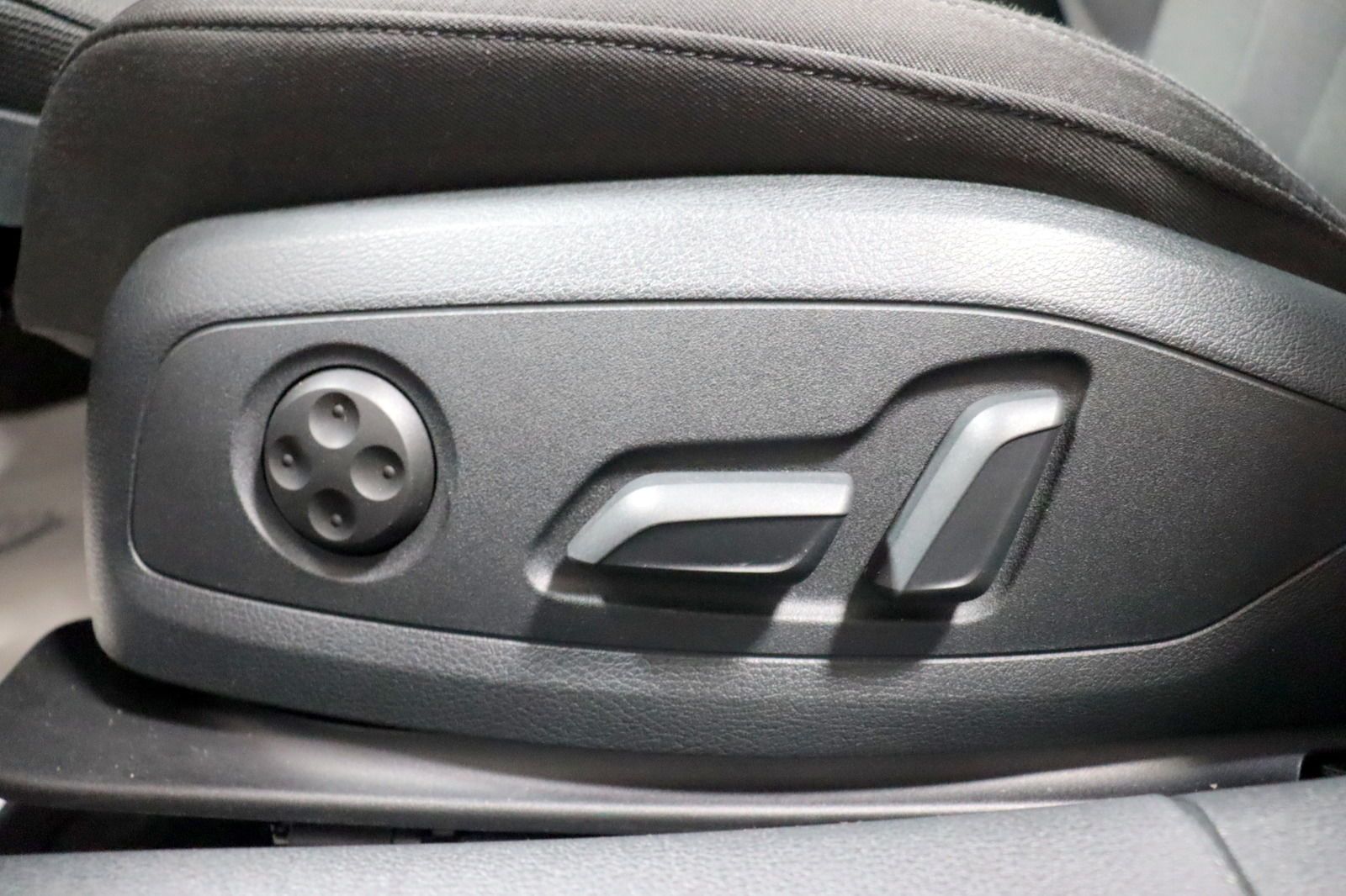 Audi A4 Lim. 40 TFSI Quattro S Line - Samsaru's Car Outlet