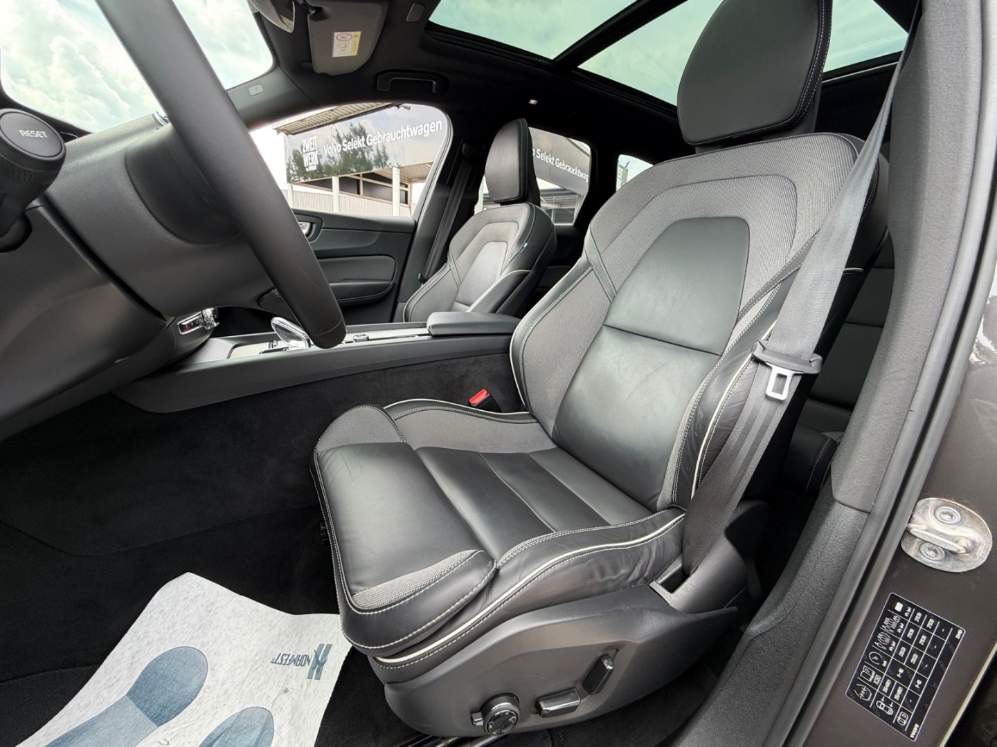 Volvo XC60 Ultimate Dark B5 AWD H&K Luftfederung Stand