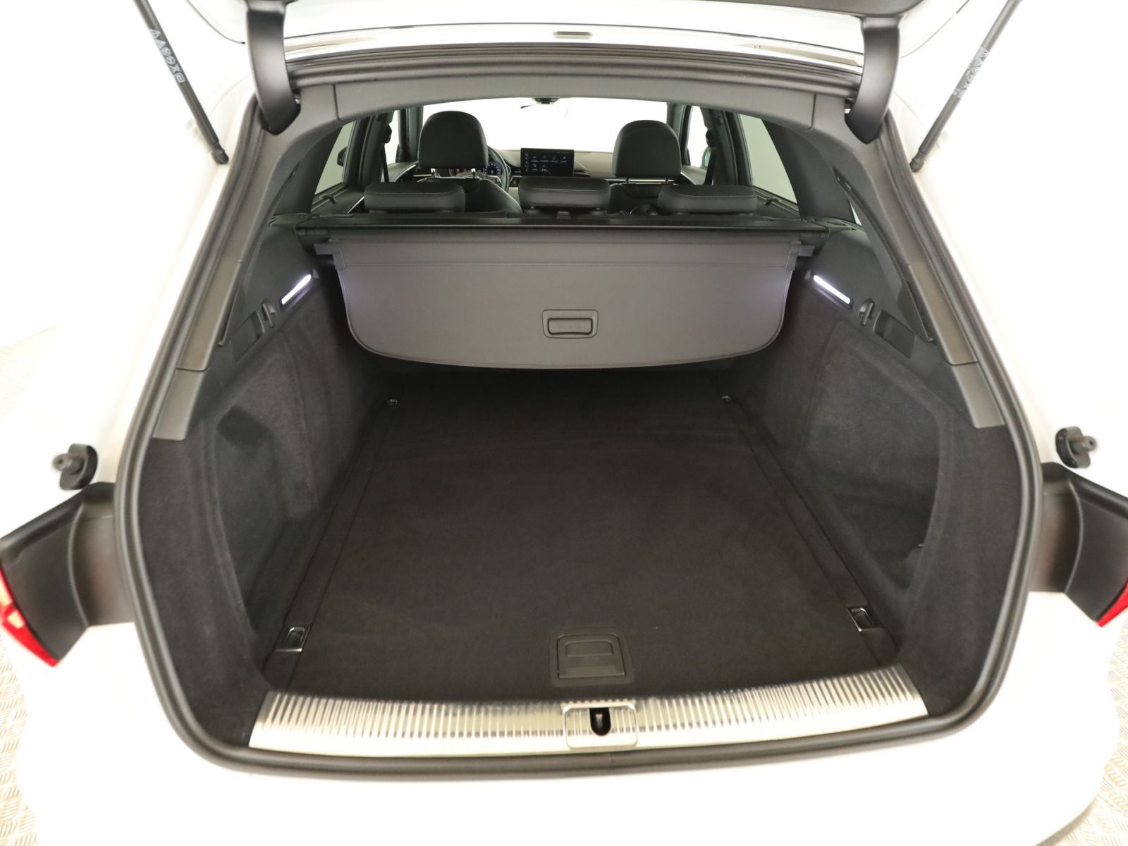 Audi A4 Avant 35 TDI S line - Samsaru's Car Outlet
