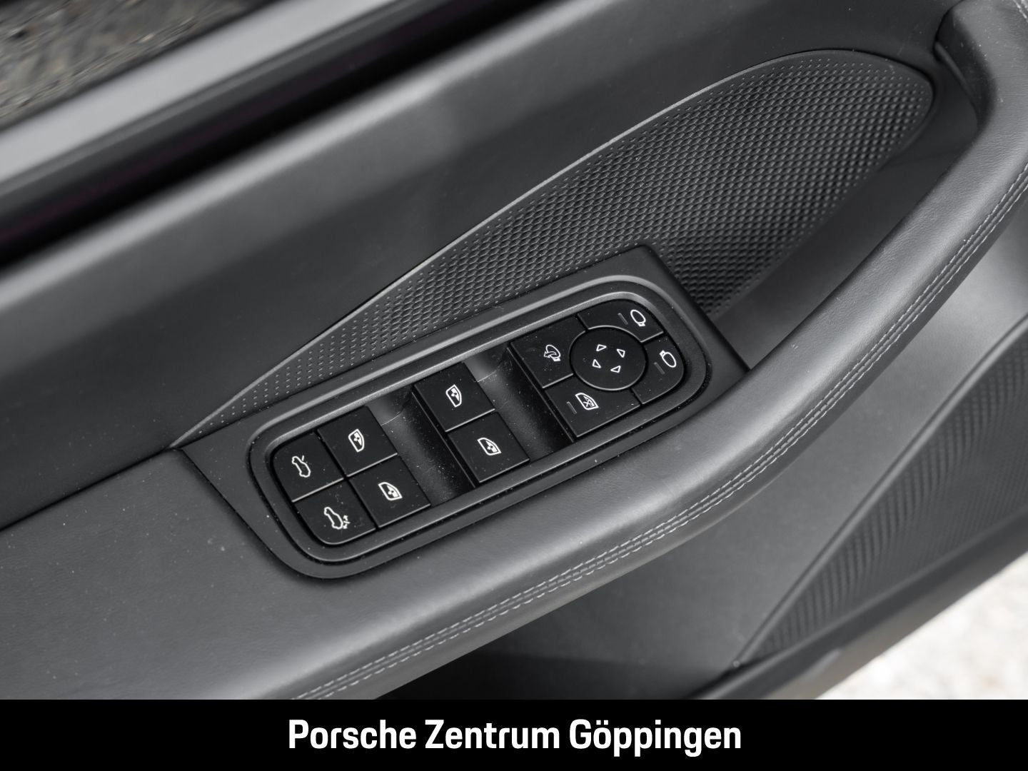 Porsche Macan 4 BOSE InnoDrive LED-Matrix Panoramadach