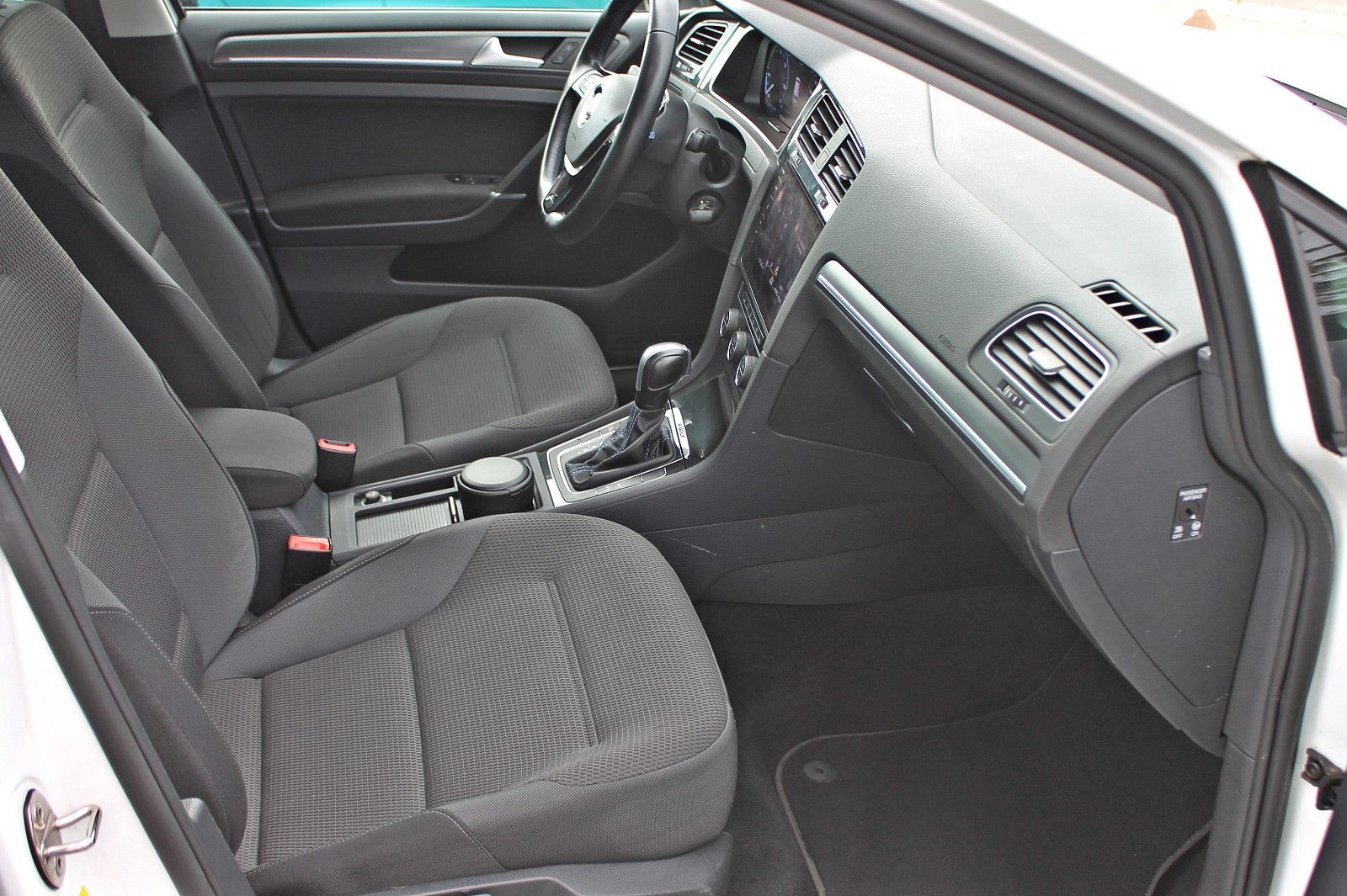 Volkswagen e-Golf 100KW - Samsaru's Car Outlet