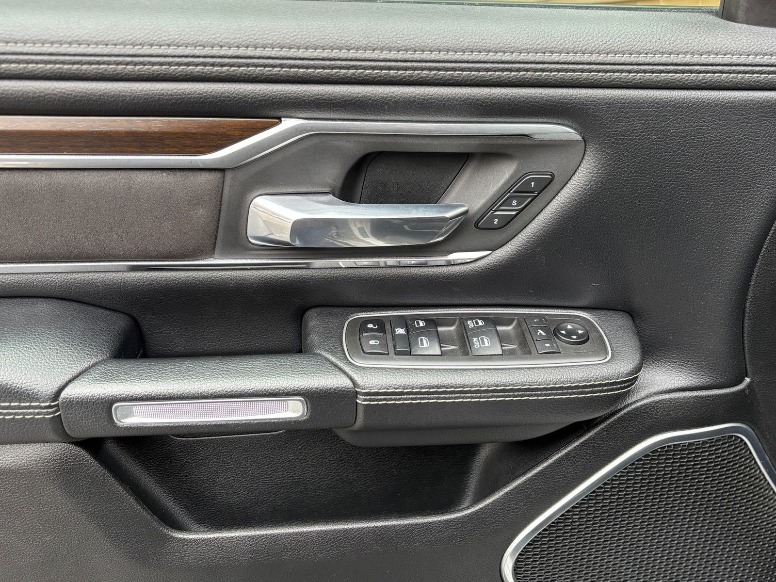 Dodge RAM 1500 Laramie 5,7L 4x4 AHK LPG12´´ Navi Bügel