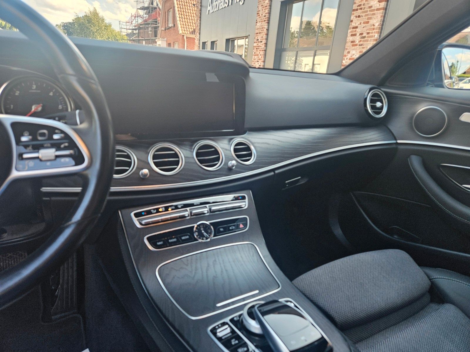 Mercedes-Benz E 220 d - Samsaru's Car Outlet