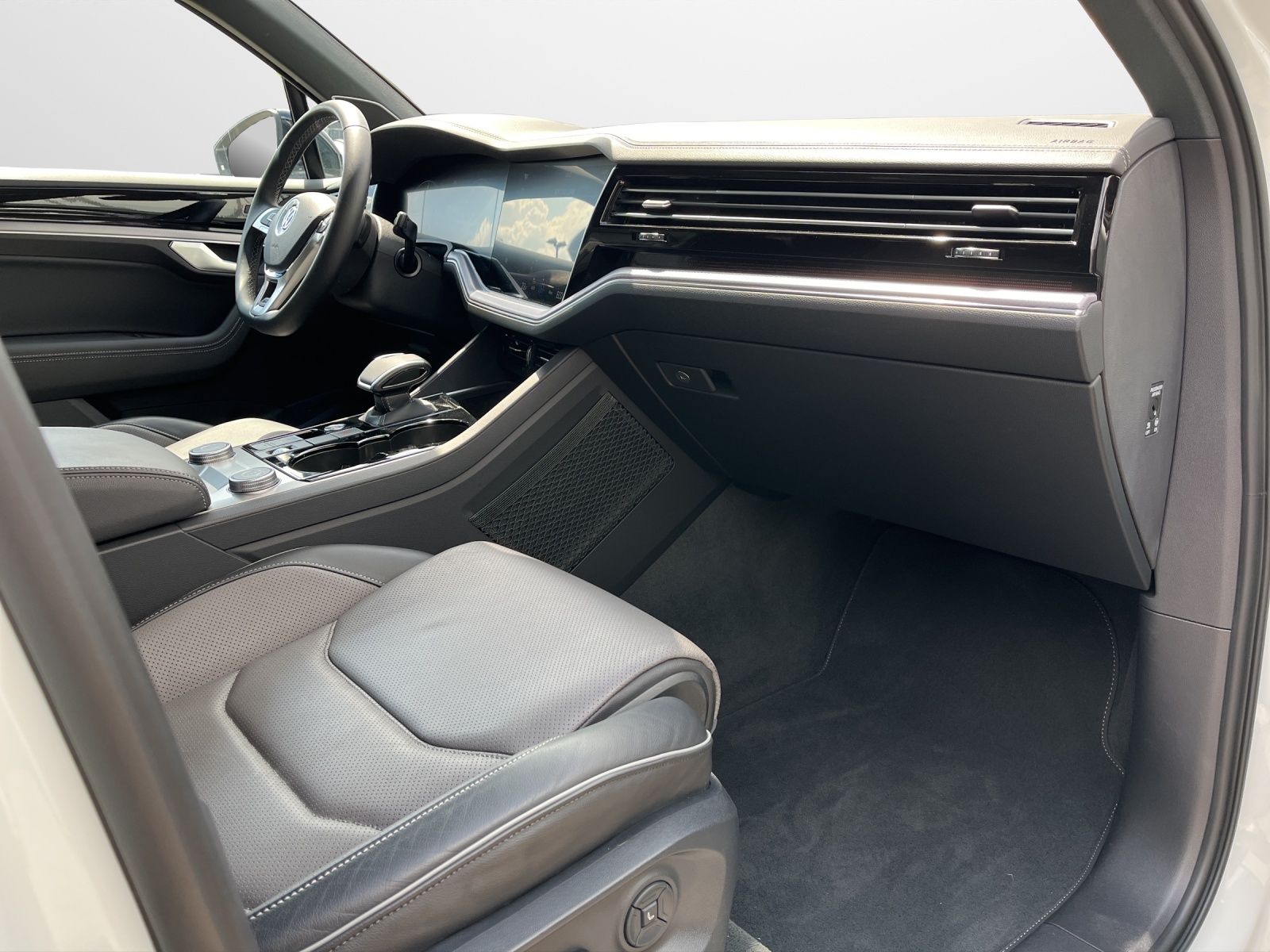 Volkswagen Touareg V8 TDI 4M R-Line Black - Samsaru's Car Outlet