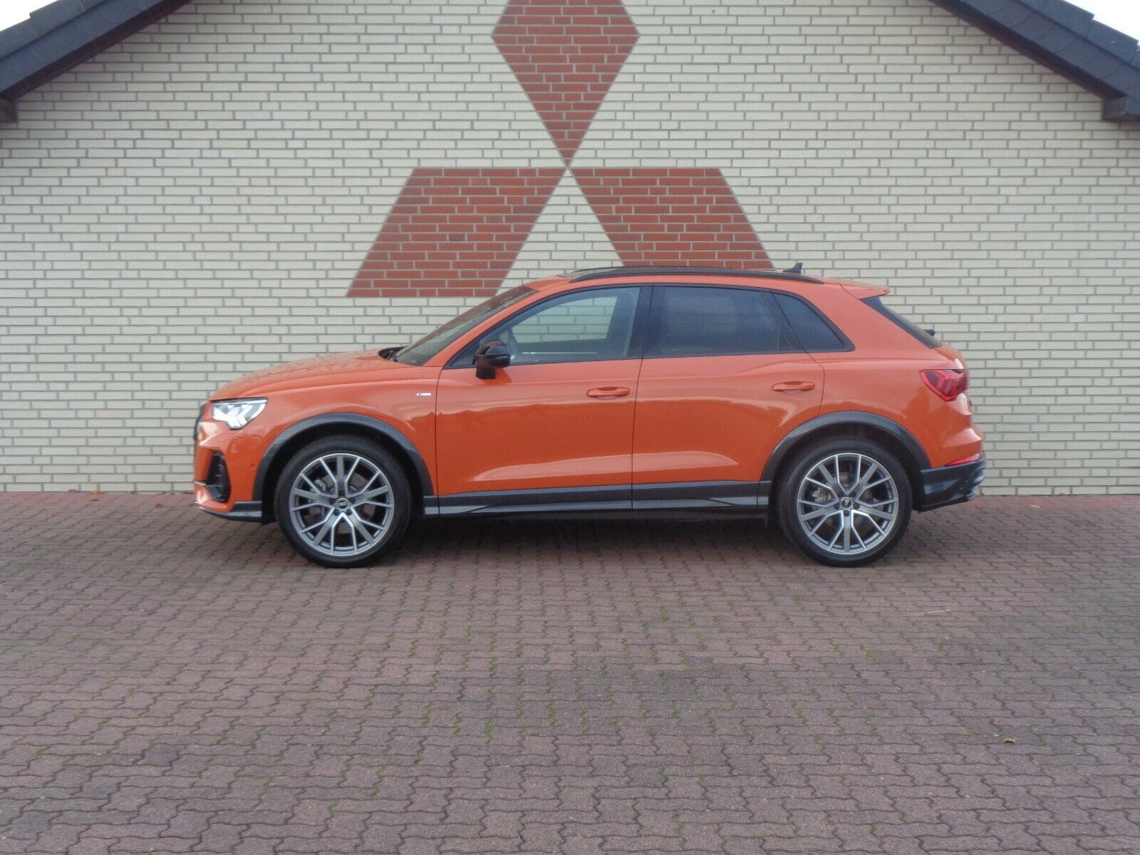 Audi Q3 40 TFSI quattro S-line - Samsaru's Car Outlet