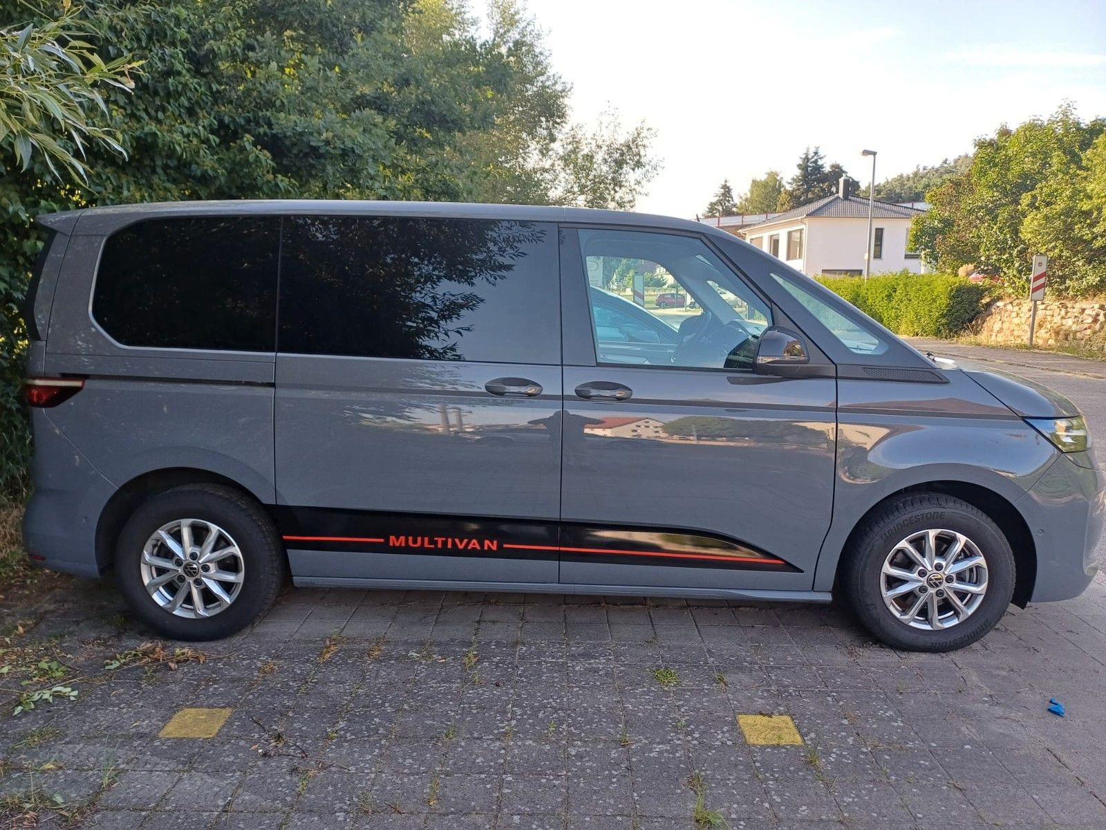 Volkswagen T7 Multivan 2.0 TDI DSG Life - Samsaru's Car Outlet