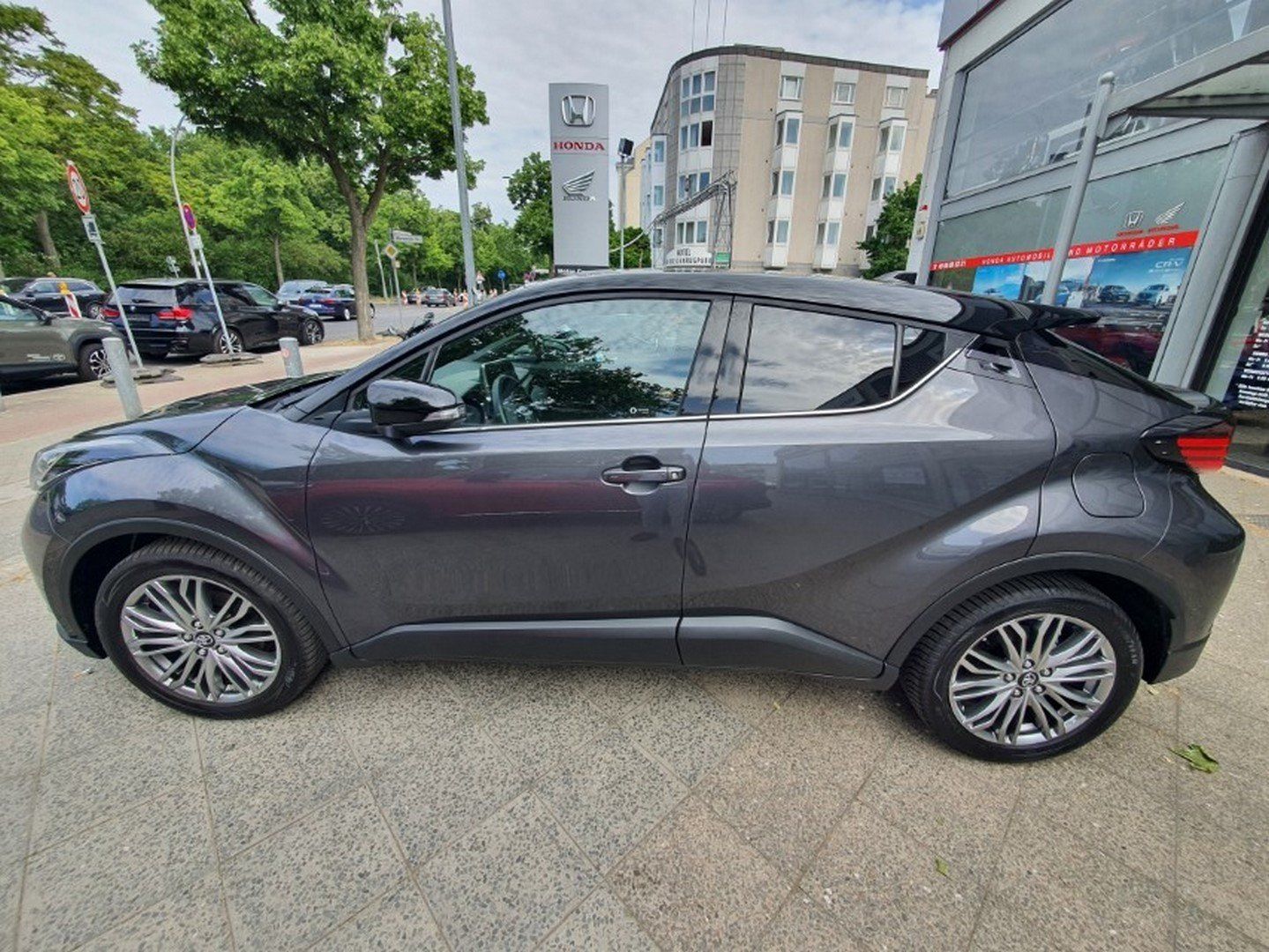 Toyota C-HR 2.0 Hybrid Lounge - Samsaru's Car Outlet