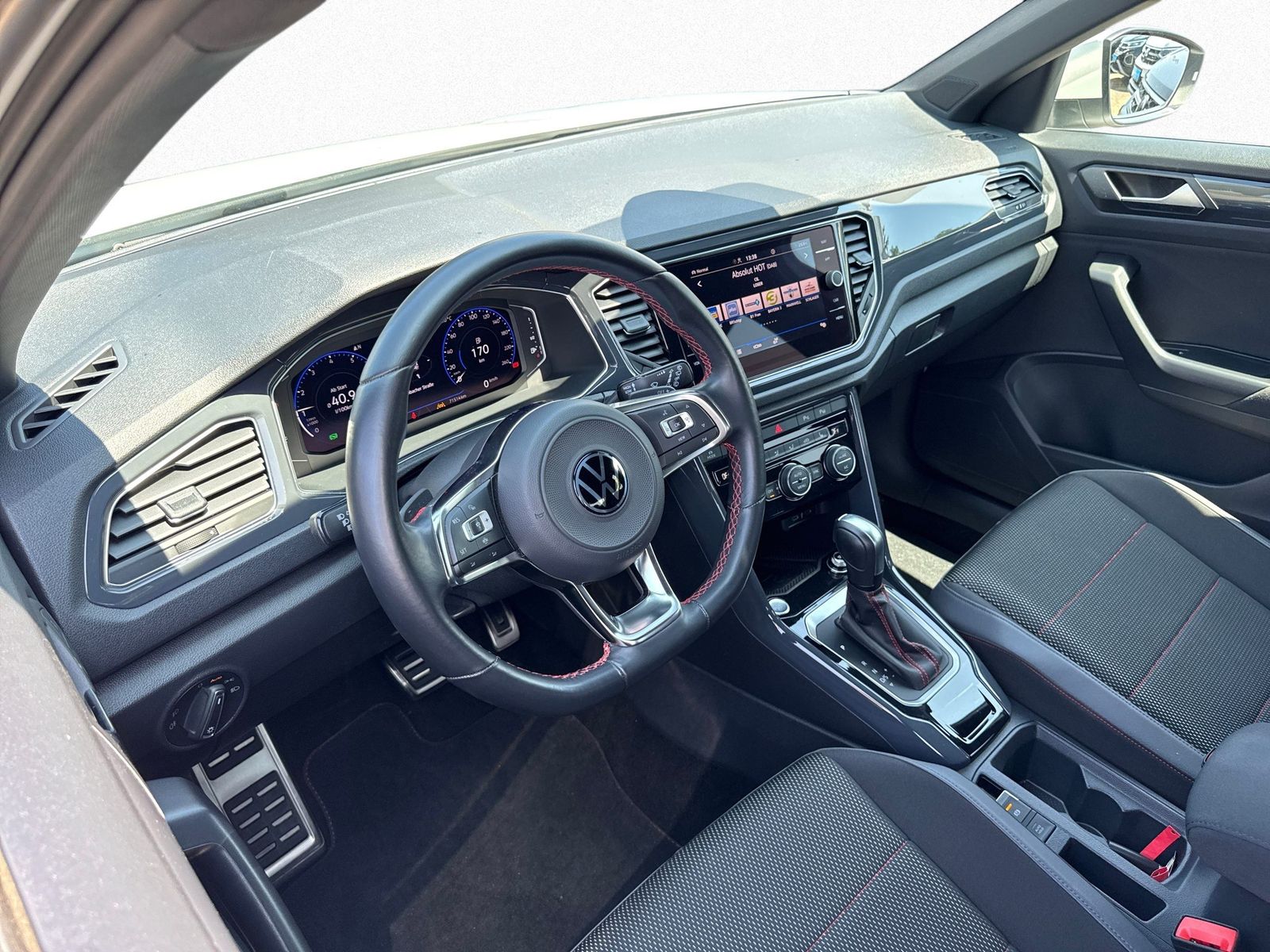 Volkswagen T-Roc 1.5 TSI R-Line - Samsaru's Car Outlet