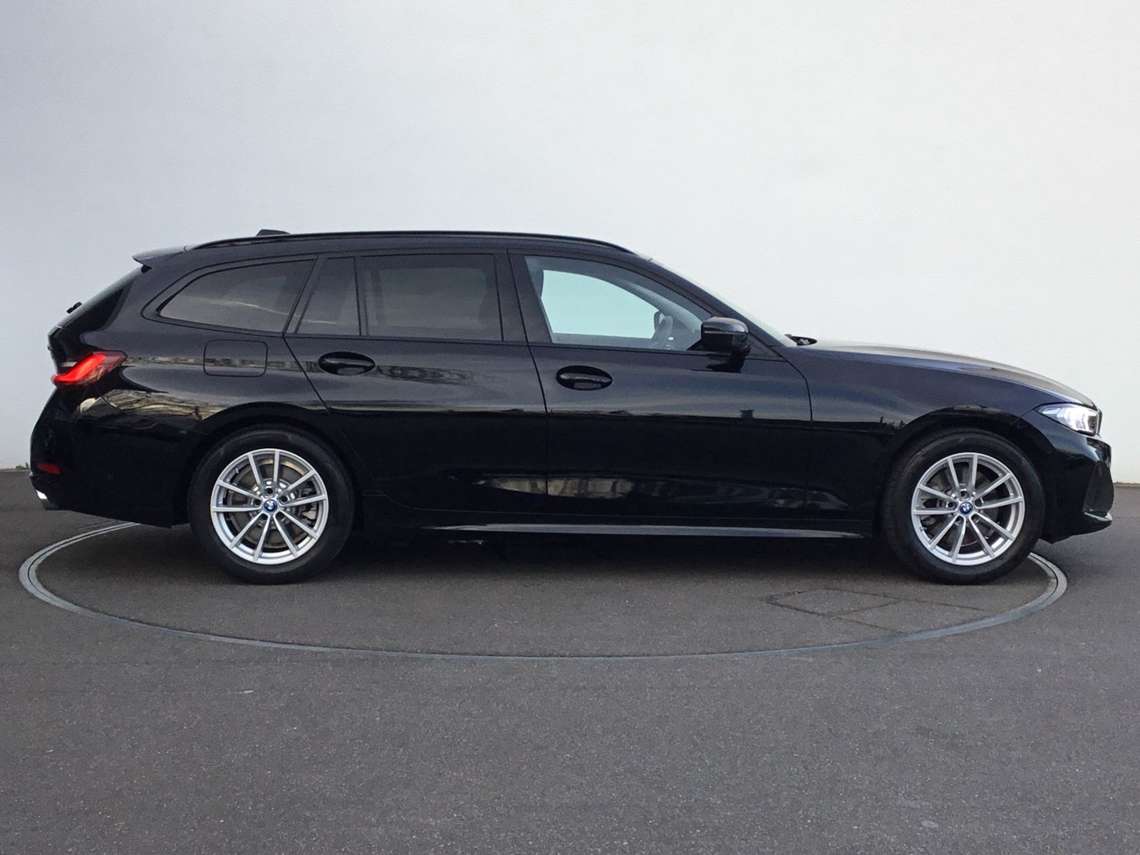 BMW 330e xDrive Touring LC PROF+HUD+PANO+AHK+KAMERA