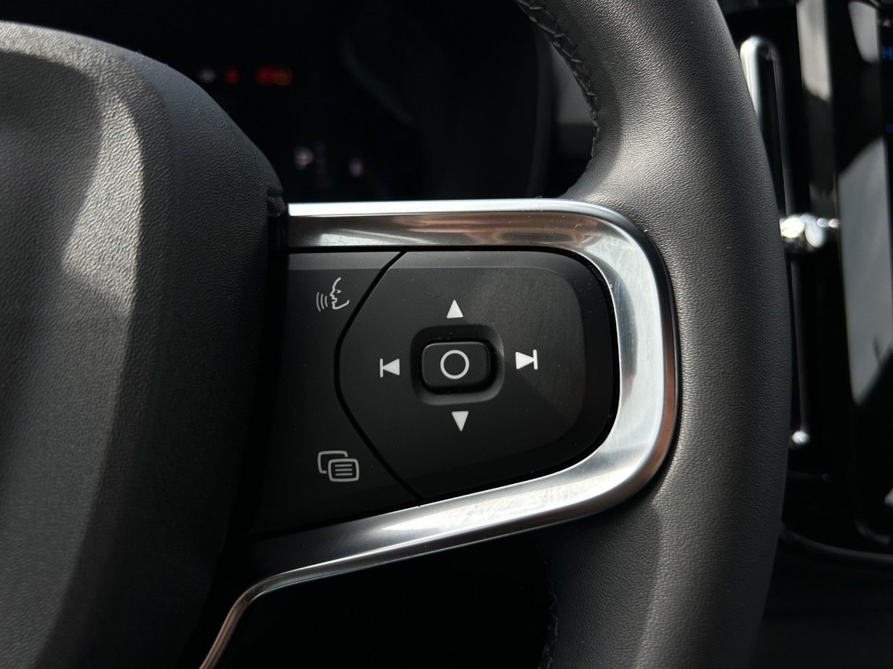 Volvo XC40 B4 Core/Navi/LED/AHK/Standhz/Kam/BLIS/el.HK