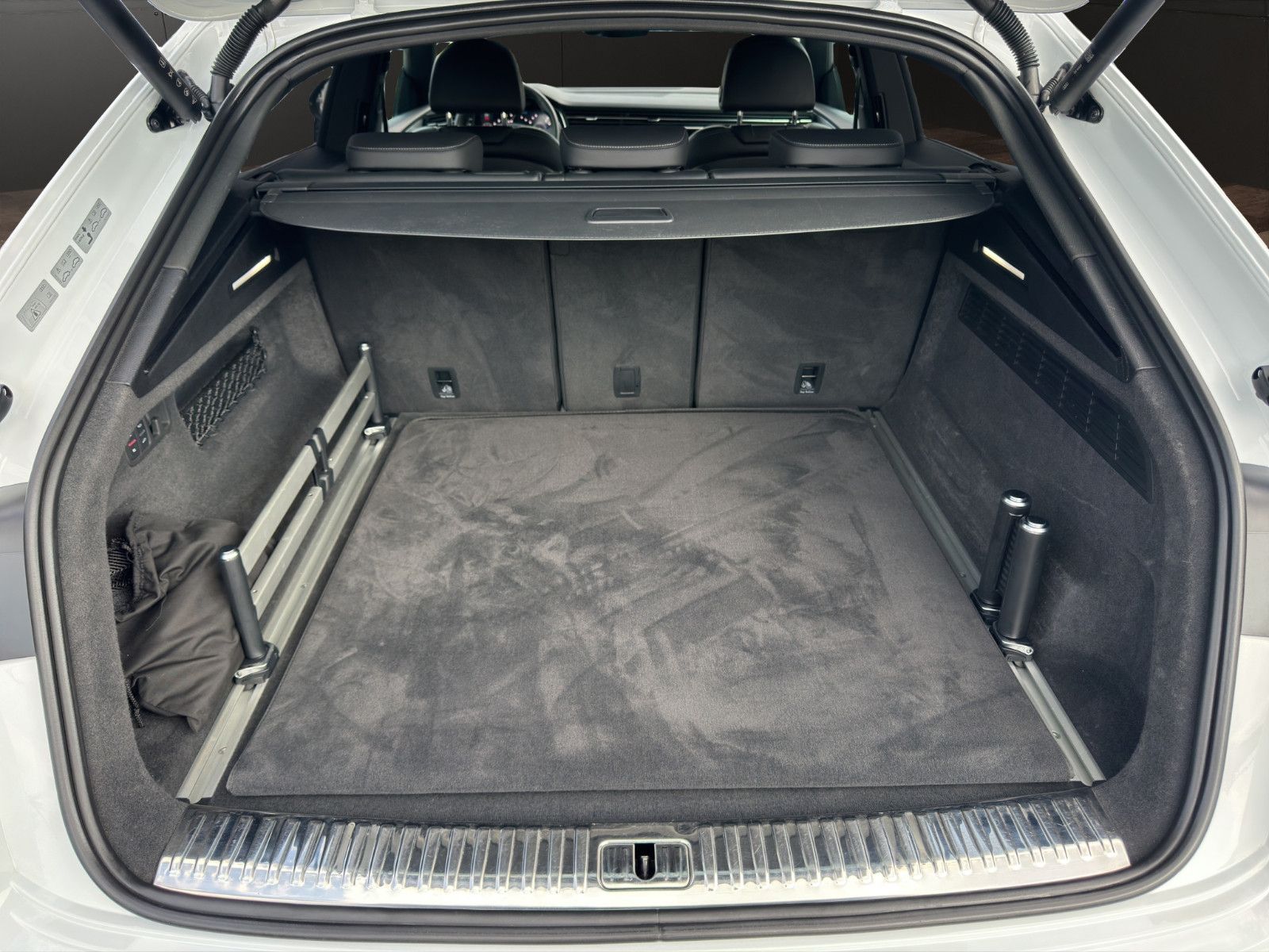 Audi Q8 55 TFSI e qu. tiptr. S LINE+AHZV+AIR+HD+NIGHT