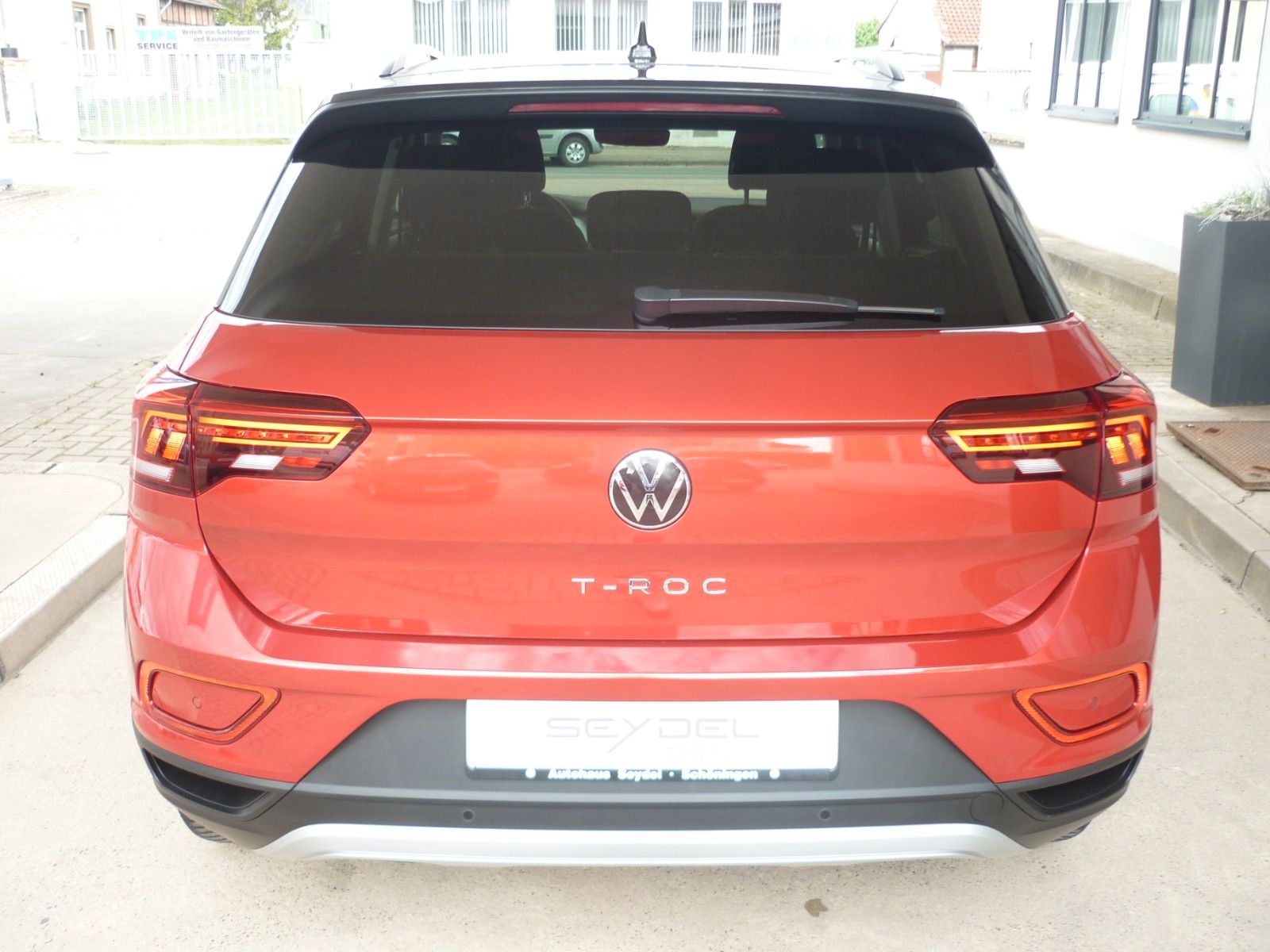 Volkswagen T-Roc 1.0 TSI Life - Samsaru's Car Outlet