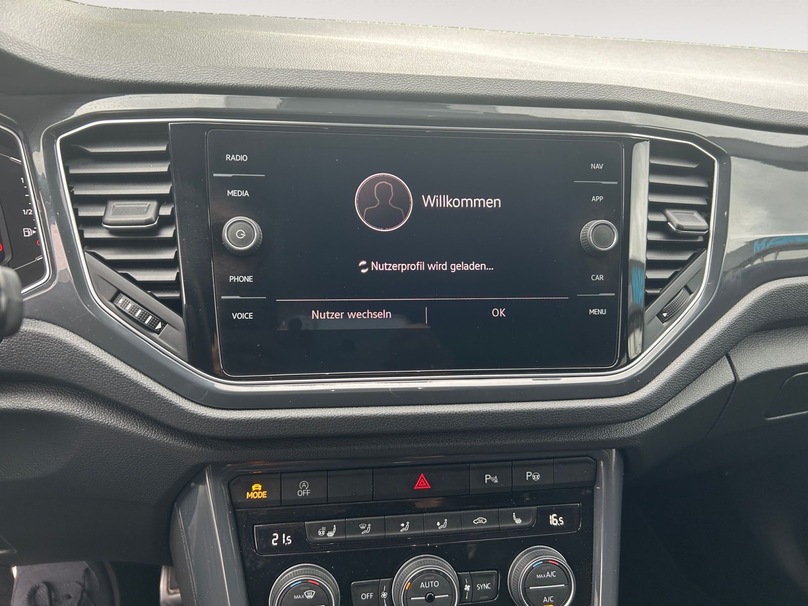 Volkswagen T-Roc 1.5 TSI Sport R-Line - Samsaru's Car Outlet