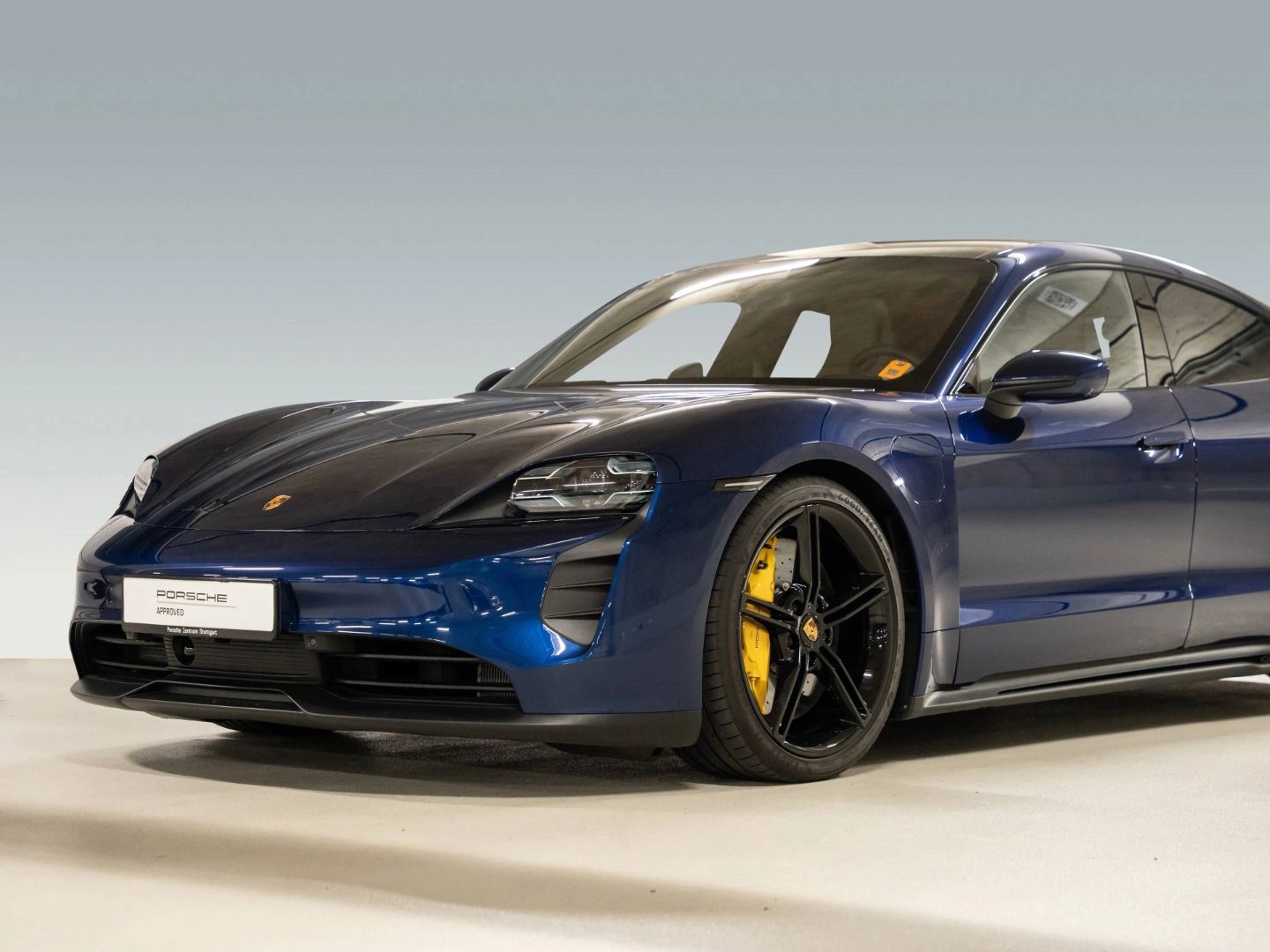 Porsche Taycan GTS InnoDrive Burmester Beifahrerdisplay