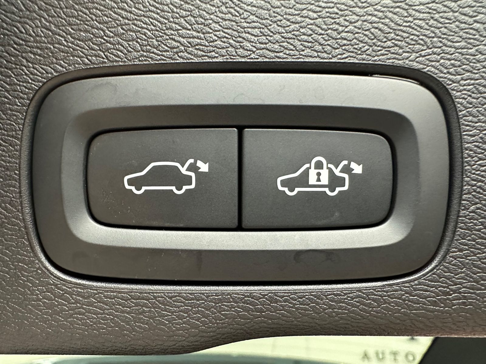 Volvo XC60 B5 AWD Ultimate Dark NAV+LED+PANO+AHK+STHZ