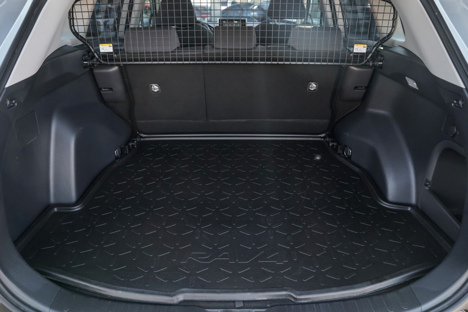 Toyota RAV4 Hybrid 4x4 - Samsaru's Car Outlet