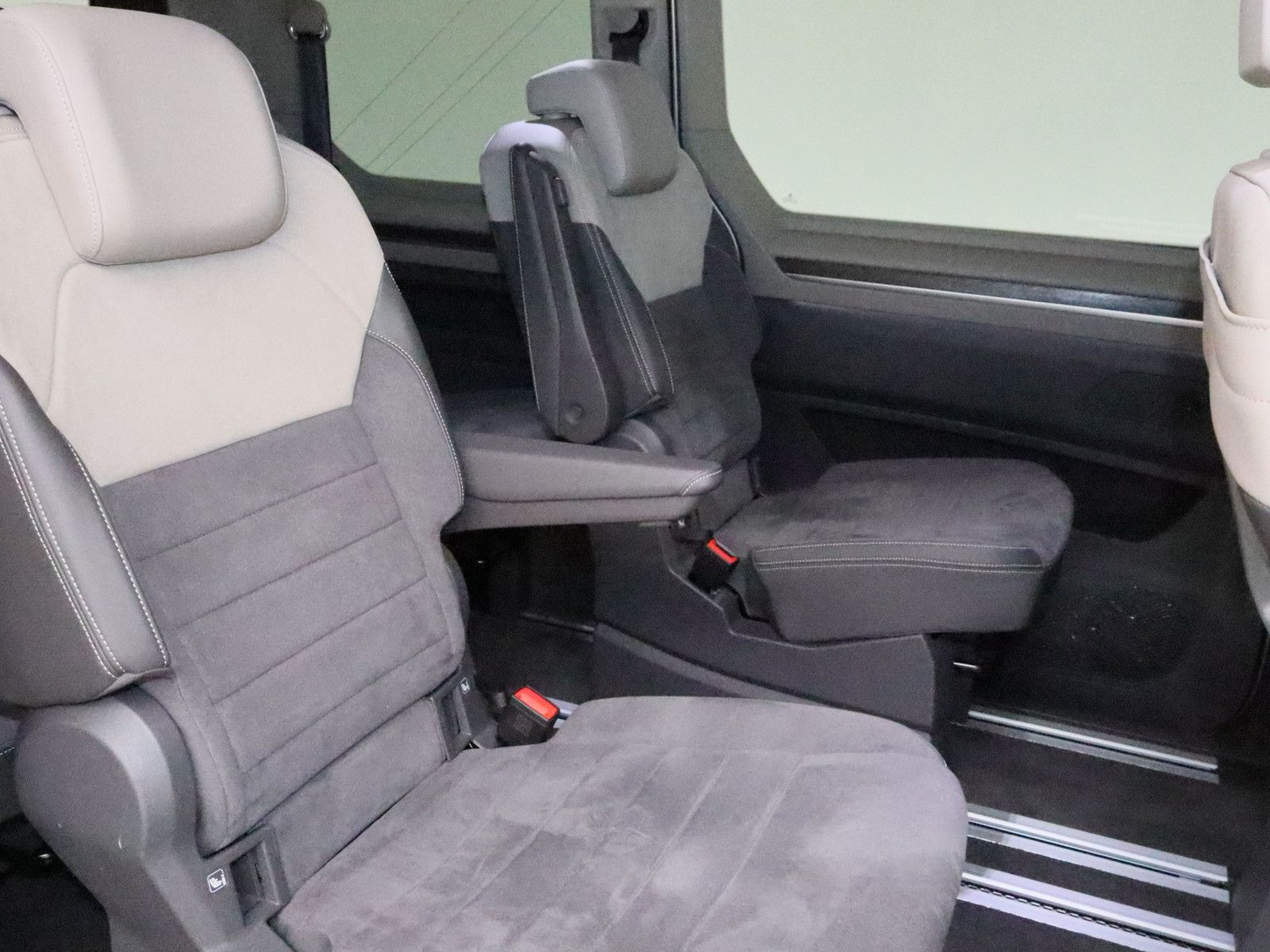 Volkswagen T7 Multivan 2.0 TDI Style - Samsaru's Car Outlet