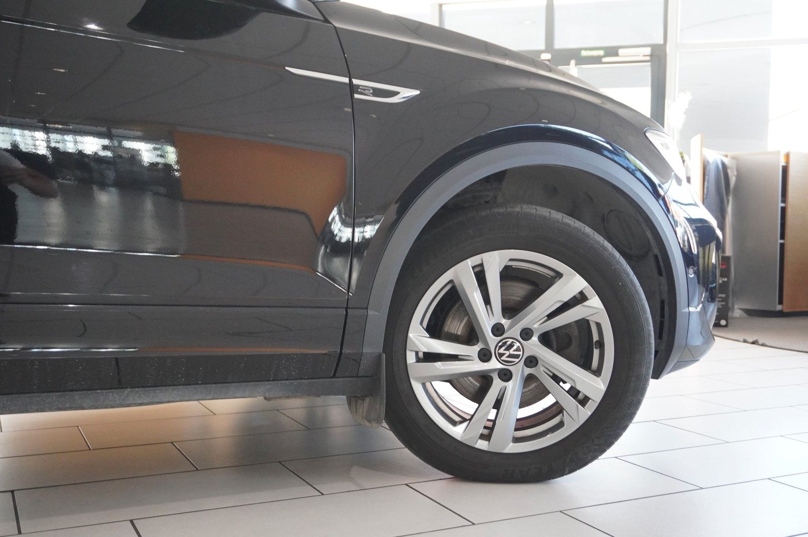 Volkswagen T-Roc 2.0D R-LINE 4MOTION - Samsaru's Car Outlet
