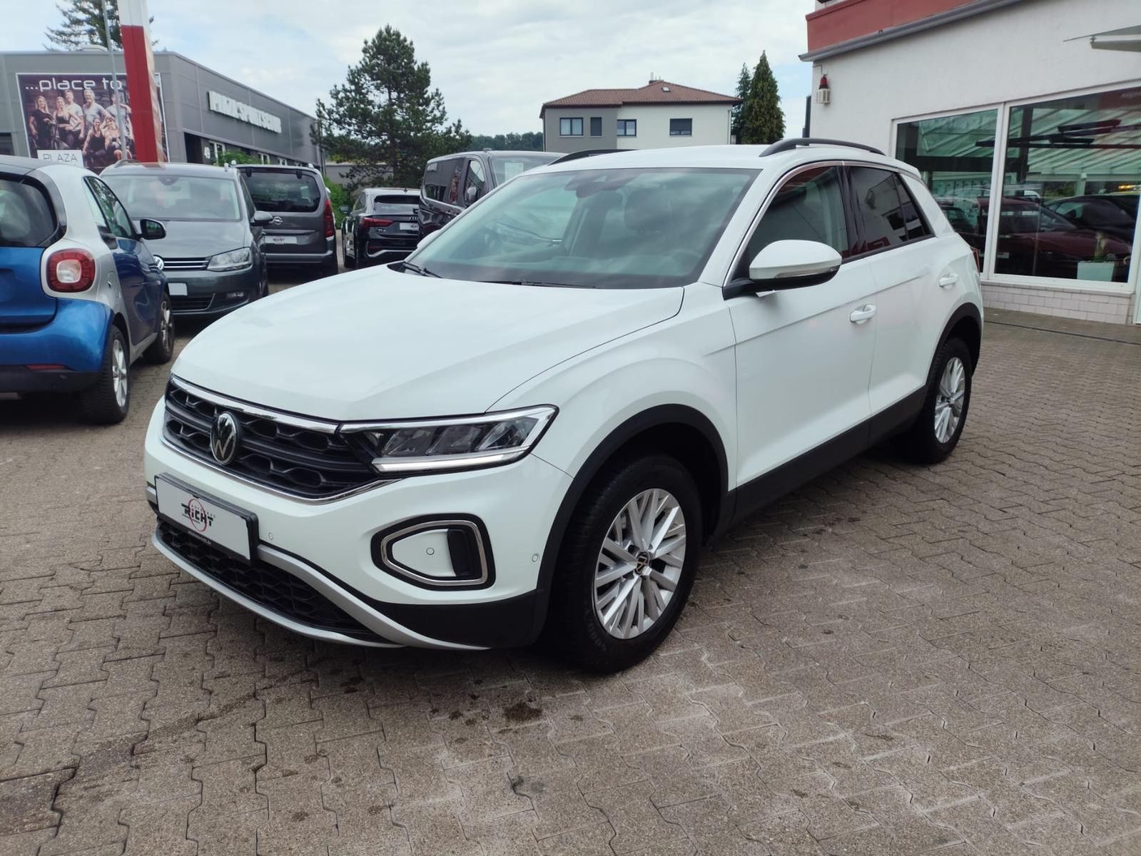 Volkswagen T-Roc 1.0 TSI Life - Samsaru's Car Outlet