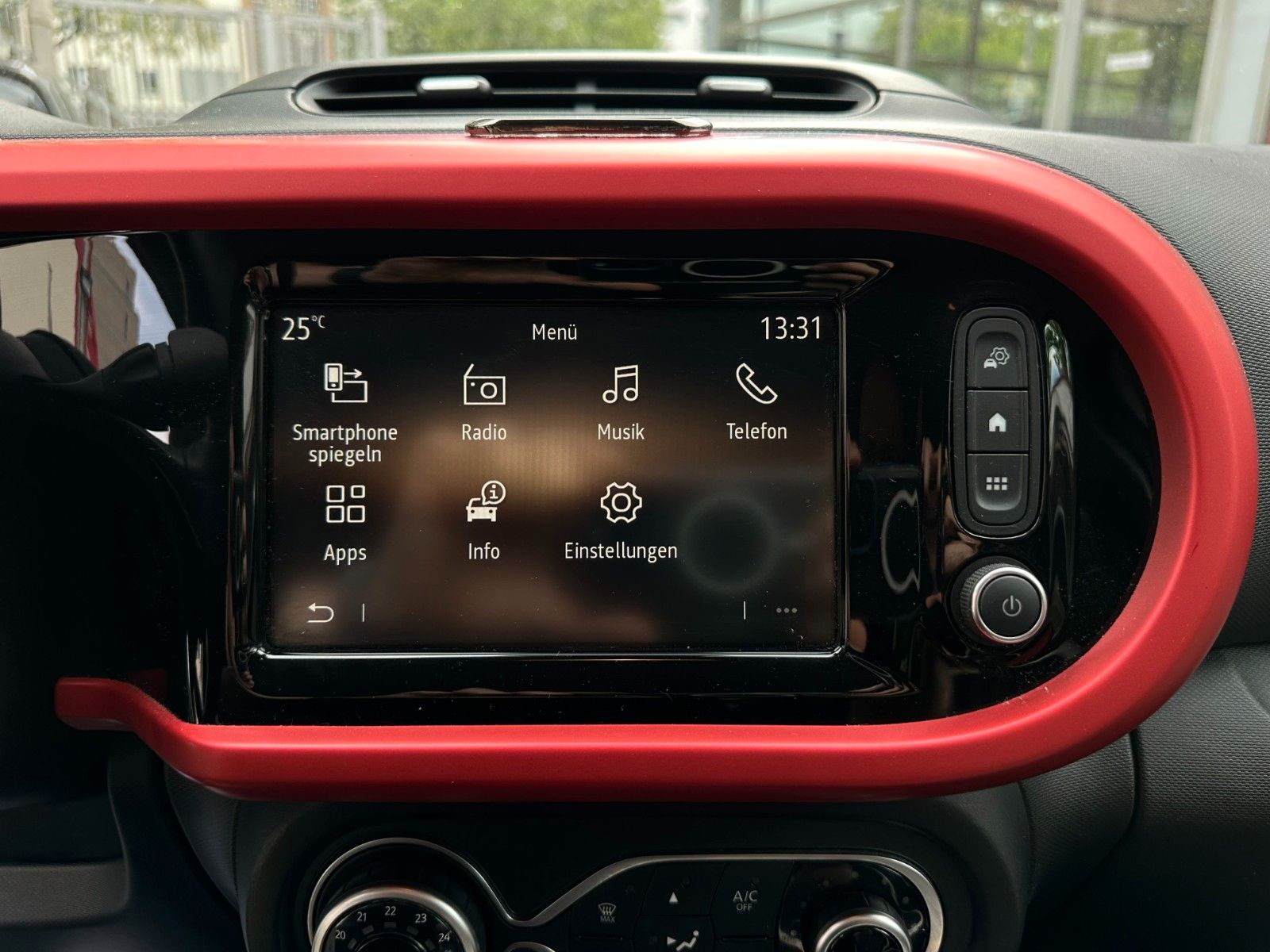 Renault Twingo TCe90 - Samsaru's Car Outlet