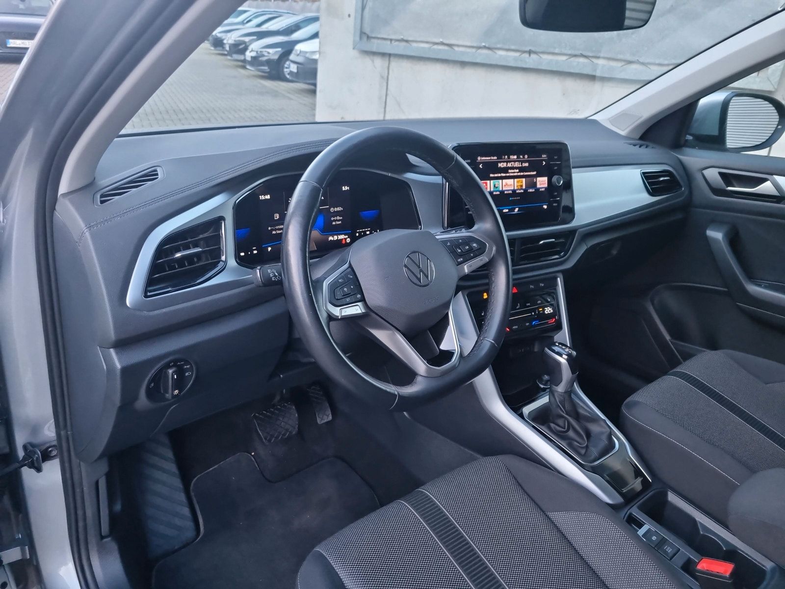 Volkswagen T-Roc 1.5 TSI DSG Life - Samsaru's Car Outlet