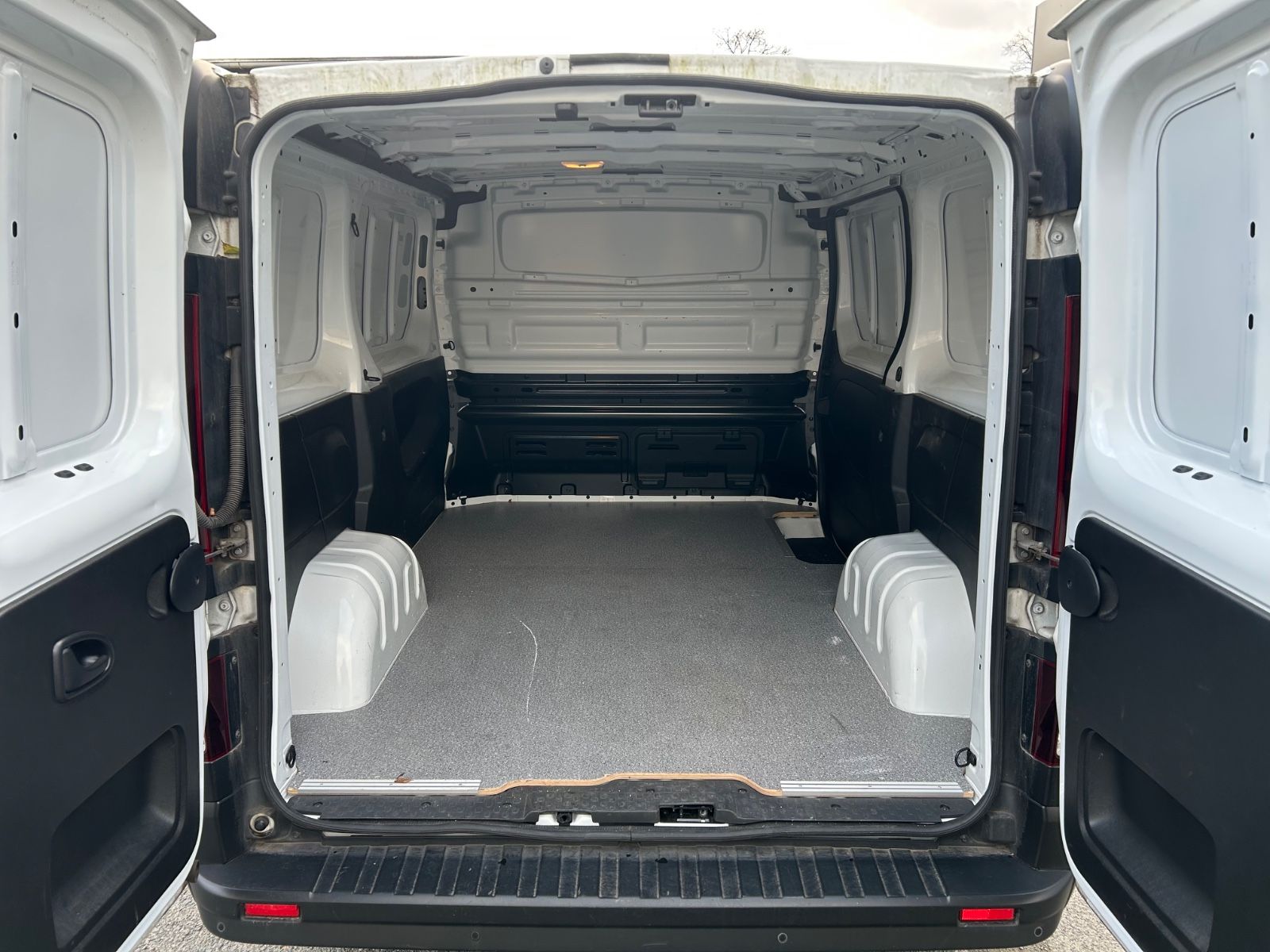 Nissan NV300 2.0 dCi COMFORT - Samsaru's Car Outlet