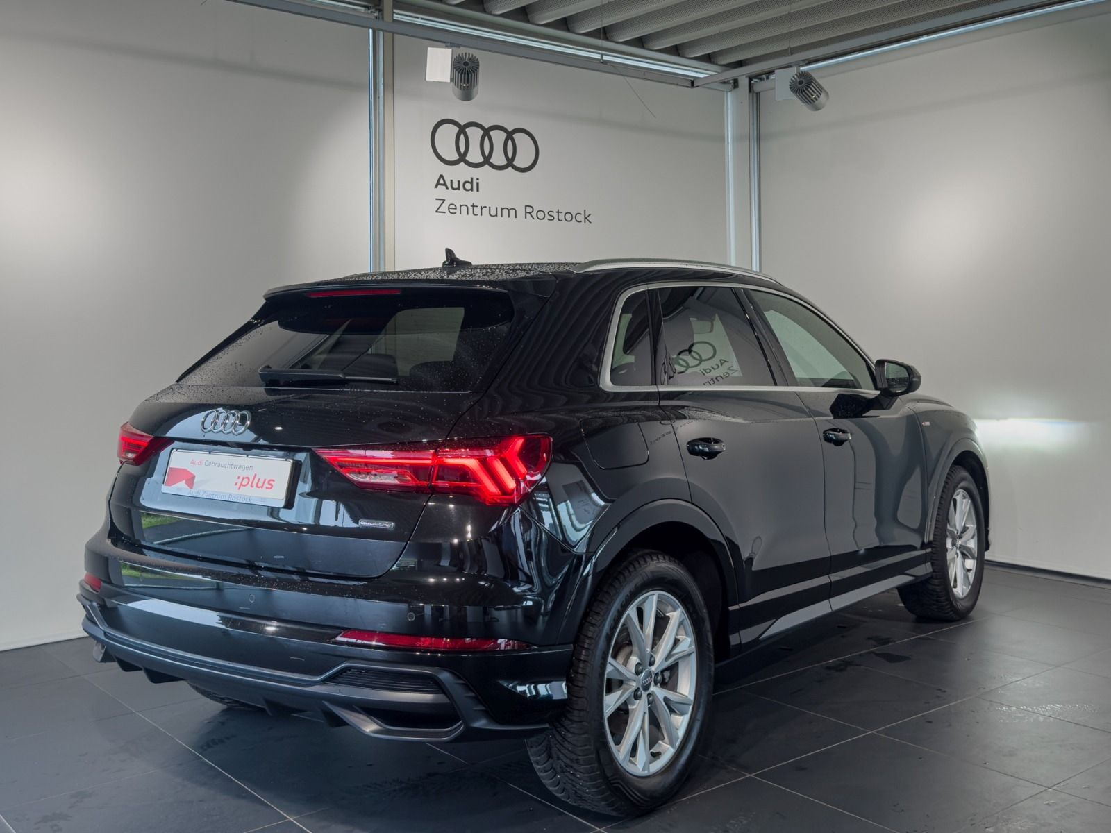 Audi Q3 40 TFSI QUATTRO S-Line - Samsaru's Car Outlet