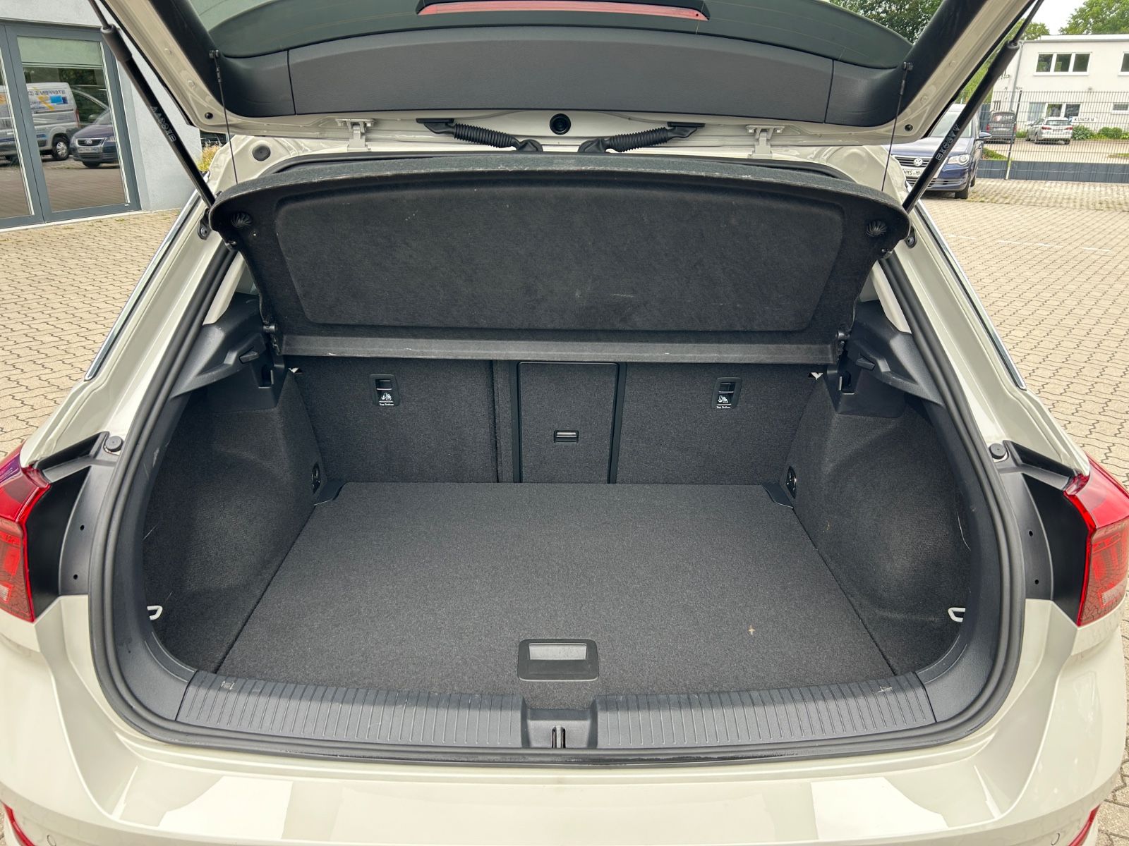 Volkswagen T-Roc 1.0 TSI Life - Samsaru's Car Outlet