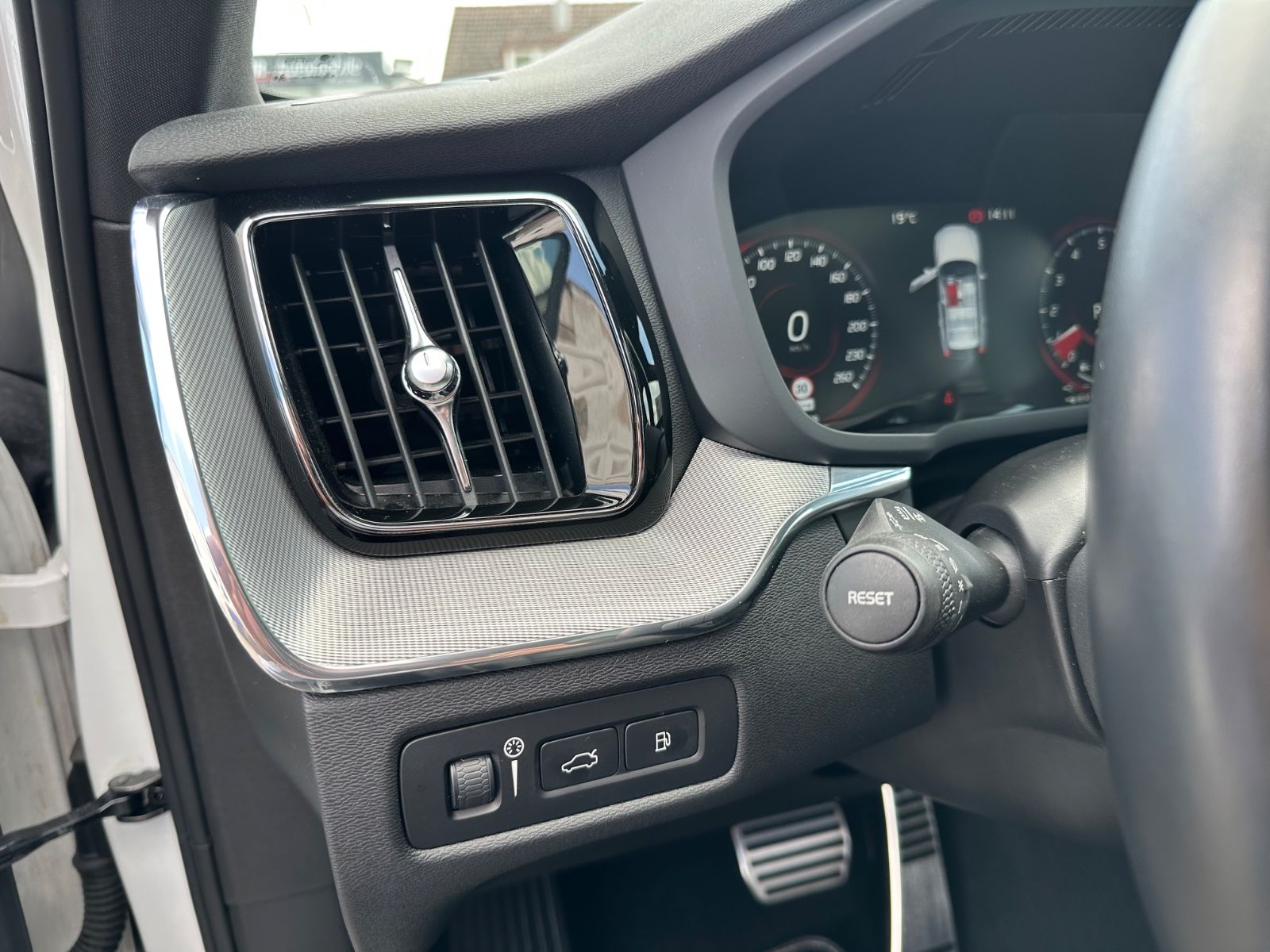 Volvo XC60 R Design T8 AWD Navi Pano HuD ACC AHK Leder