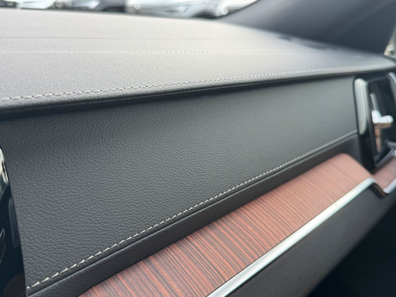 Volvo V60 T6 Ultra Dark B&W|MASSAGE|LEDER BRAUN|AHK|