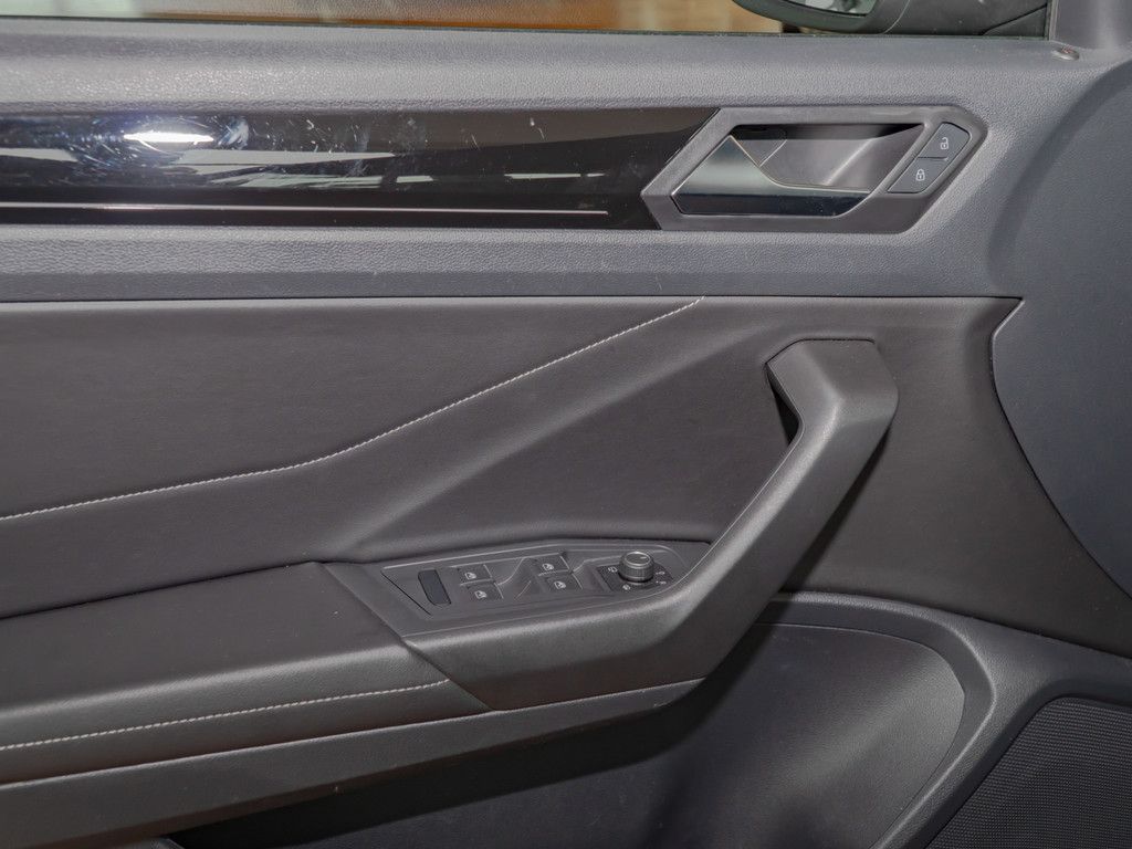 Volkswagen T-Roc 1.5 TSI Style - Samsaru's Car Outlet