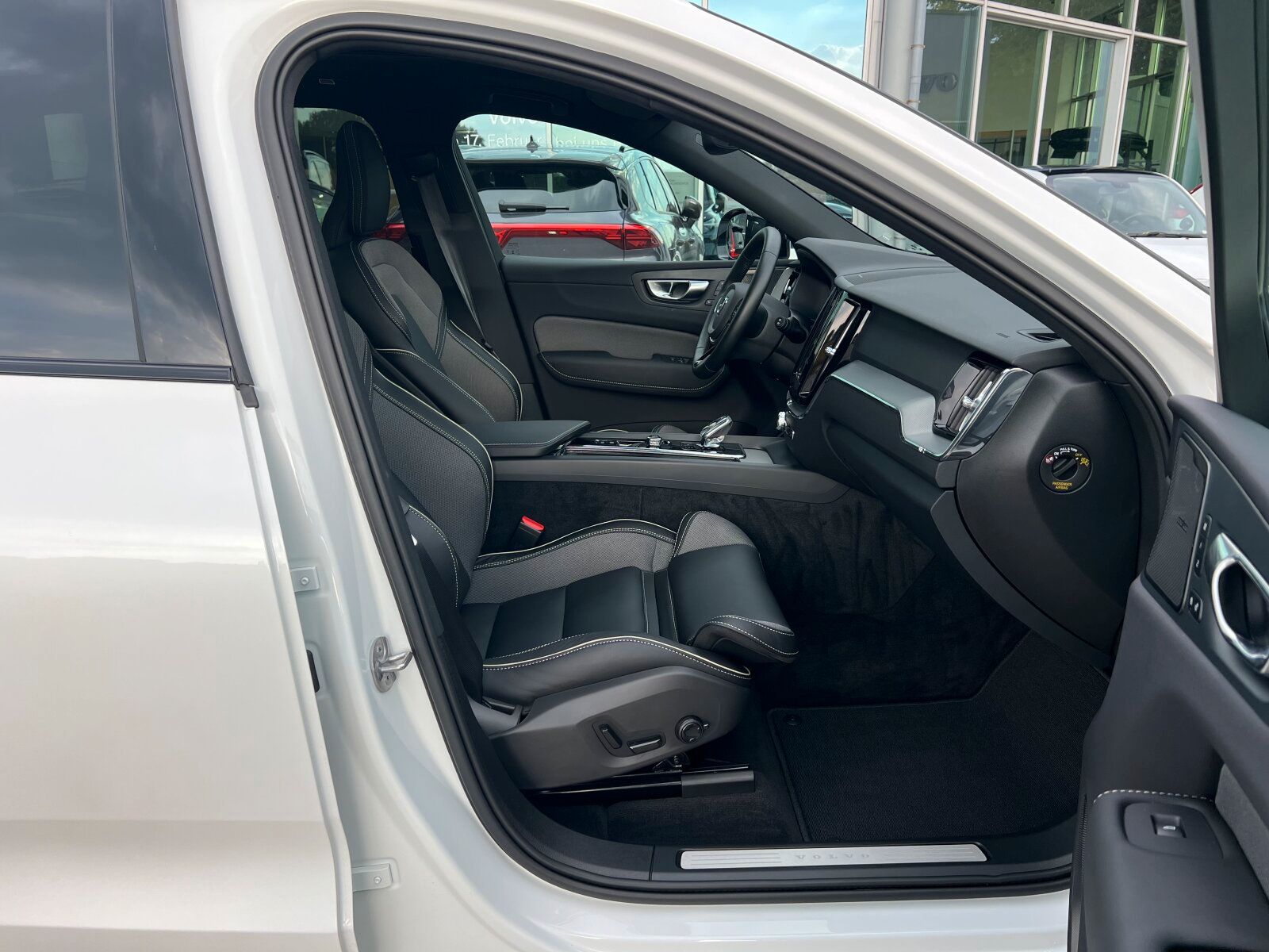 Volvo XC60 T6 Plus Dark PANO|AHK|FLED|20"|MEMORY|360°|