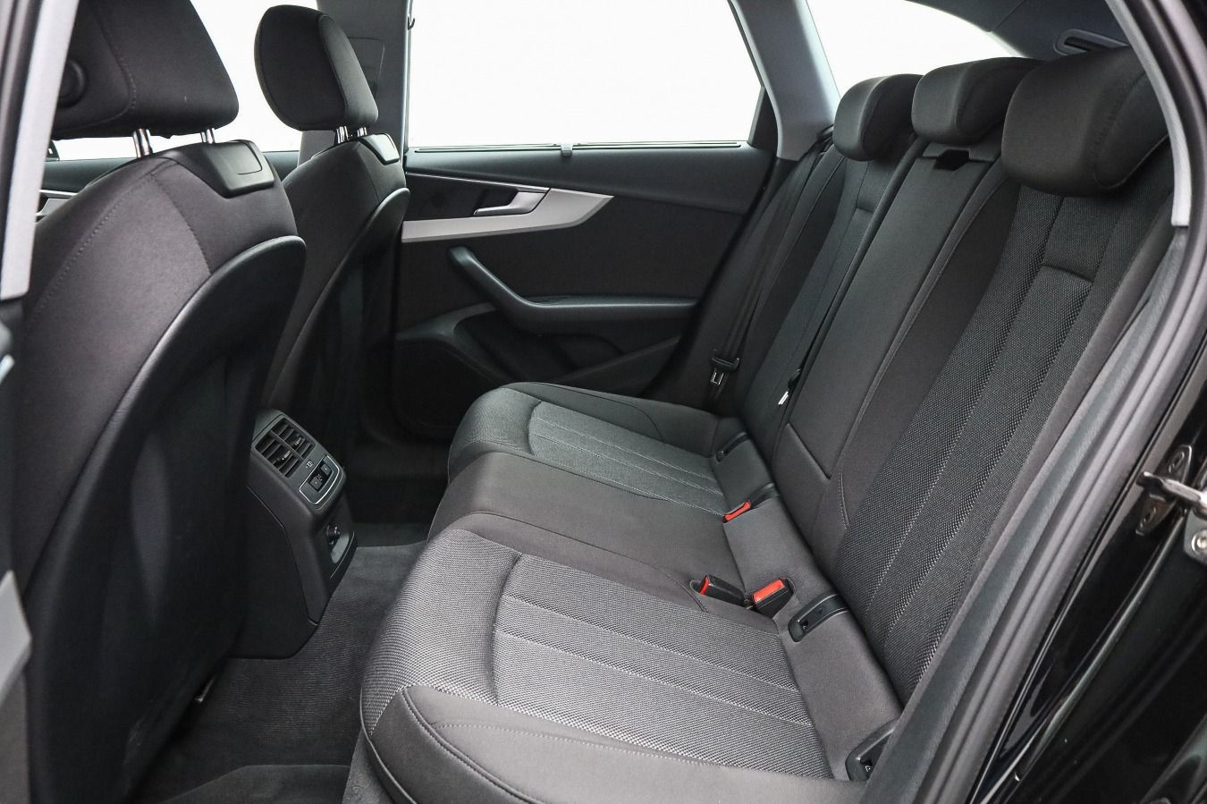 Audi A4 Avant 35 TFSI Assist Tour - Samsaru's Car Outlet