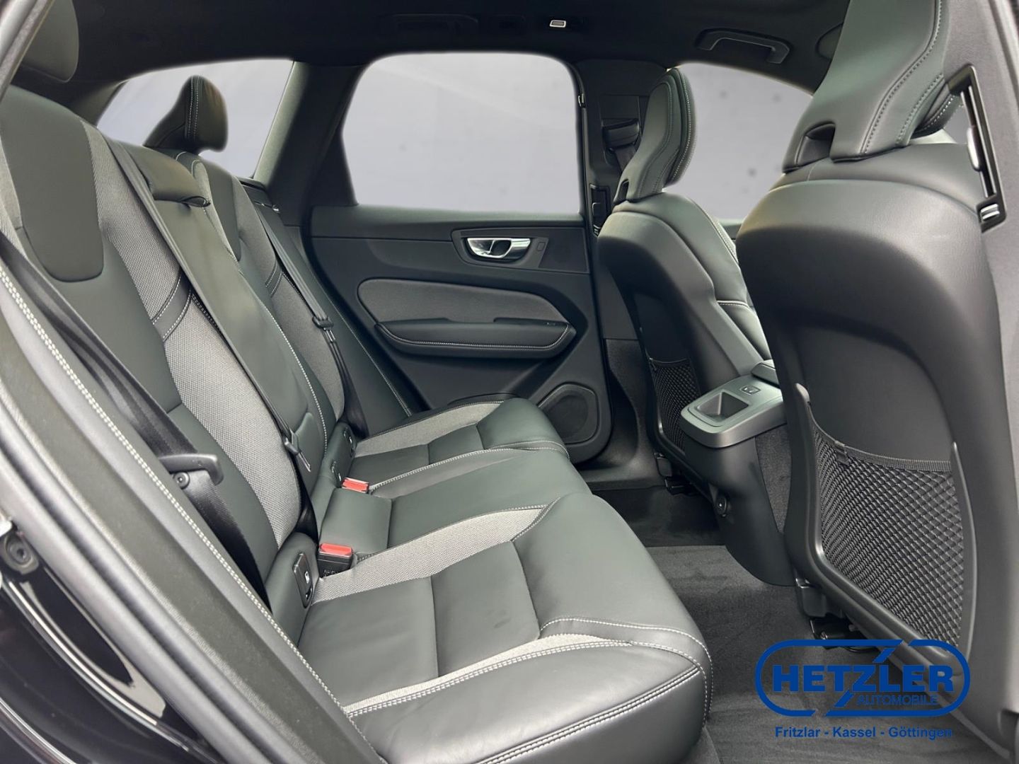 Volvo XC60 Plus Dark AWD B5 Benzin EU6e AHK Leder Digi