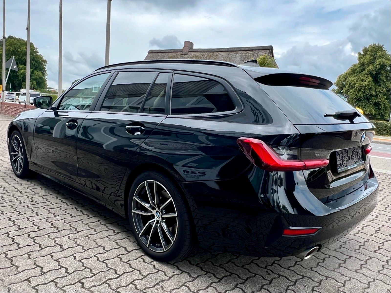 BMW 320i - Samsaru's Car Outlet
