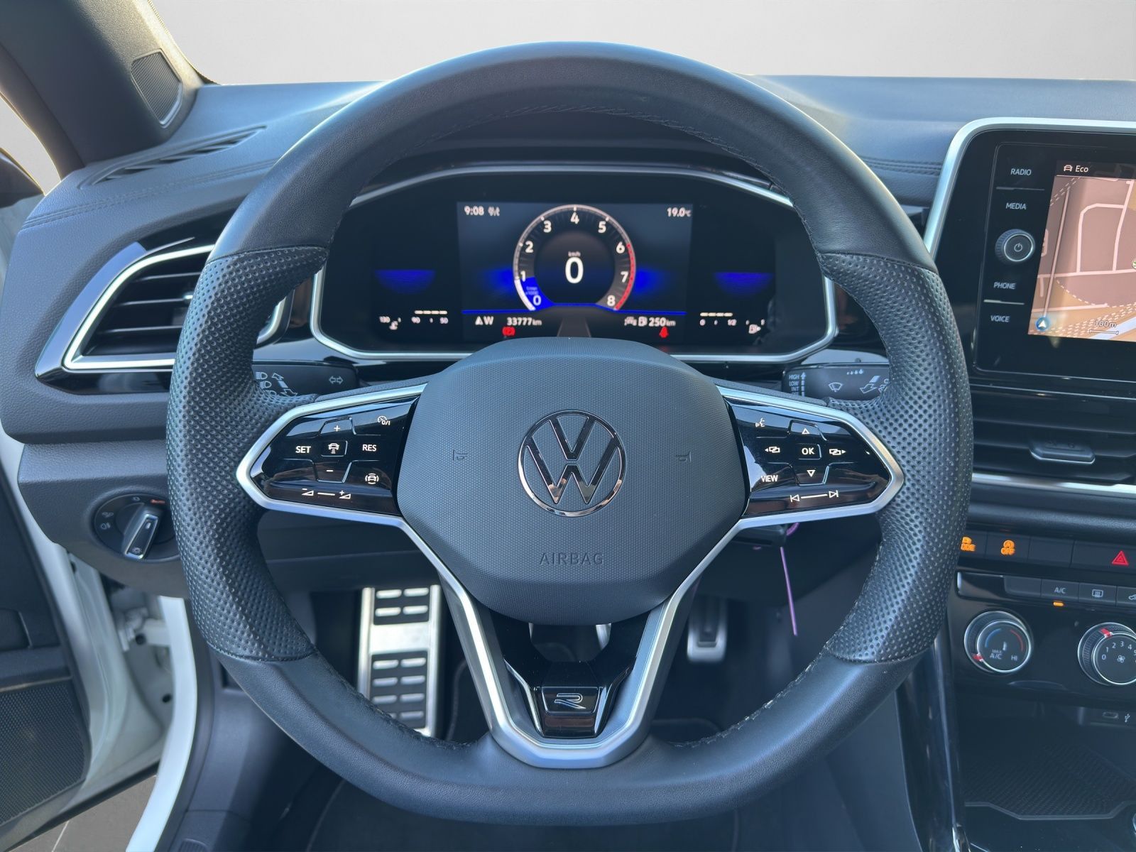 Volkswagen T-Roc R-Line 1.5 TSI PLUS - Samsaru's Car Outlet