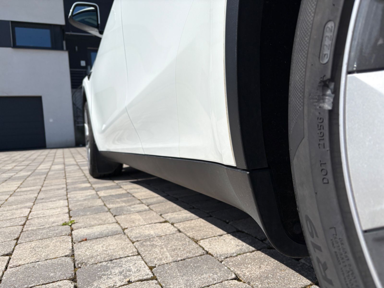 Tesla Model Y RWD Innen weiß