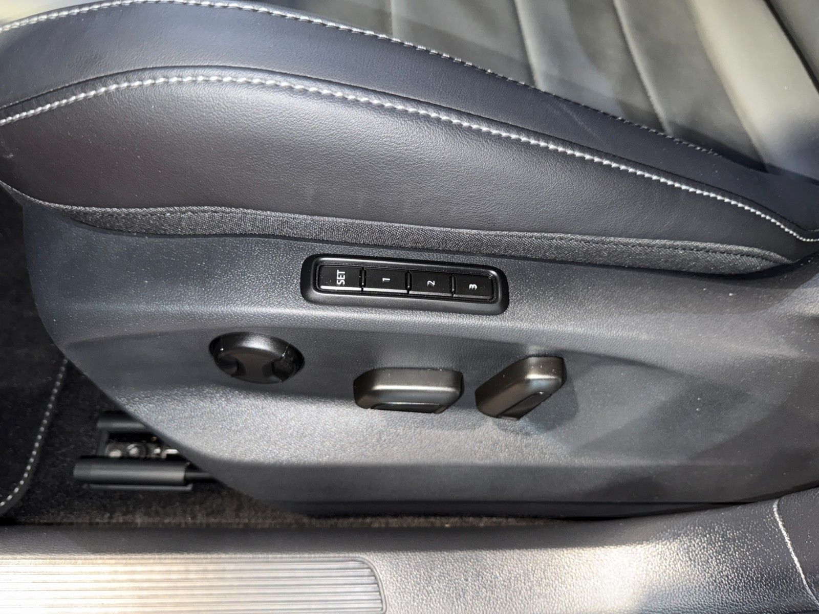 Volkswagen T-Roc R-Line - Samsaru's Car Outlet