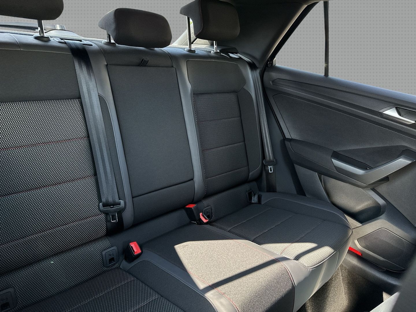 Volkswagen T-Roc 1.5 TSI Sport - Samsaru's Car Outlet