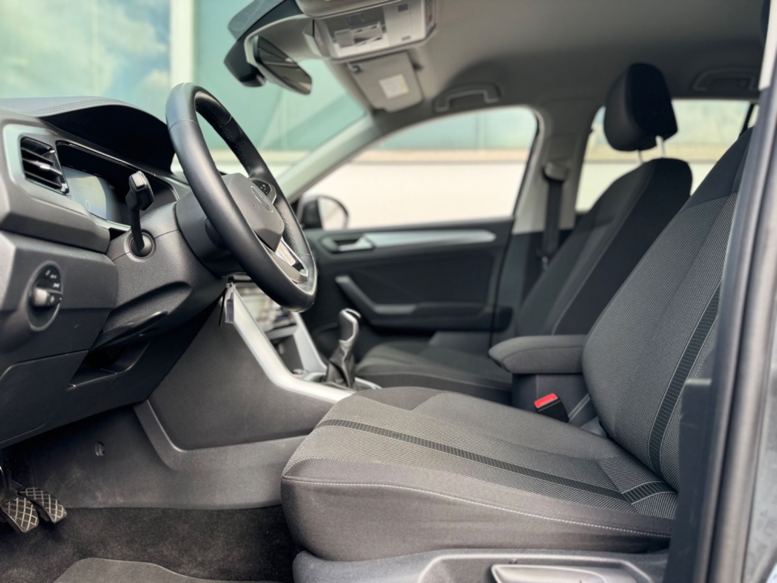 Volkswagen T-Roc Life - Samsaru's Car Outlet