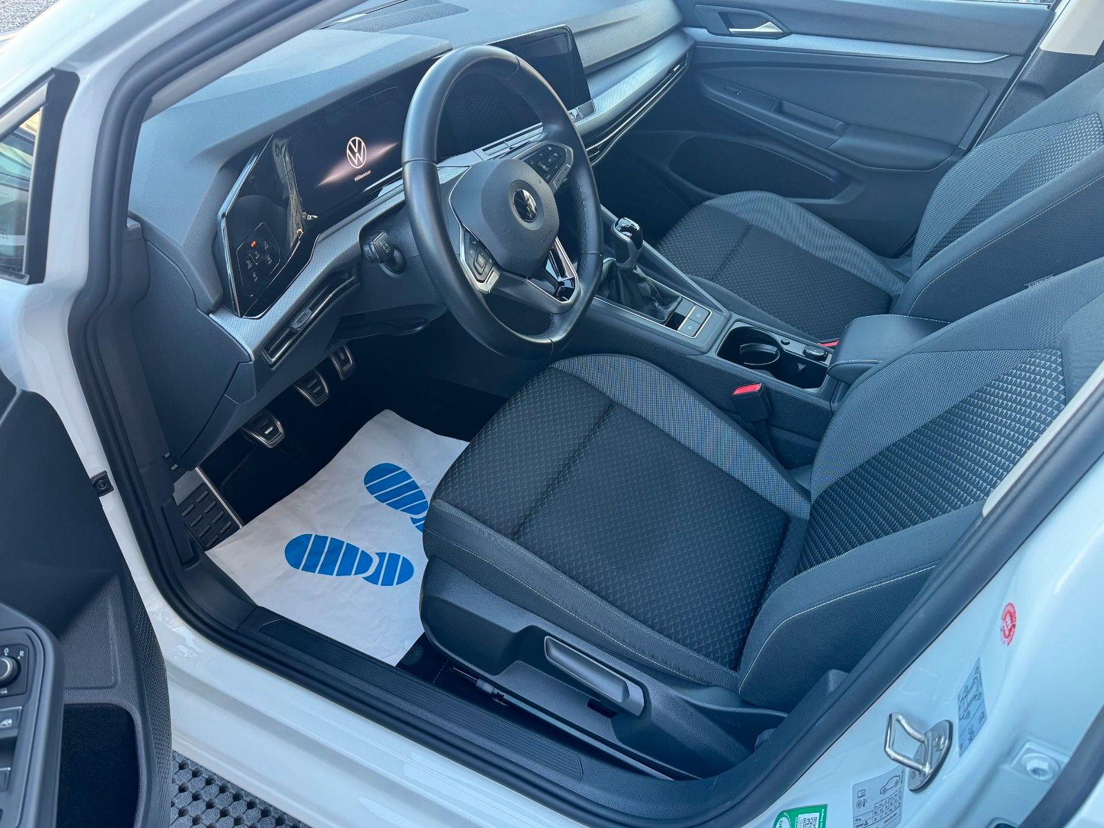 Volkswagen Golf VIII 1.5 TSI Active - Samsaru's Car Outlet
