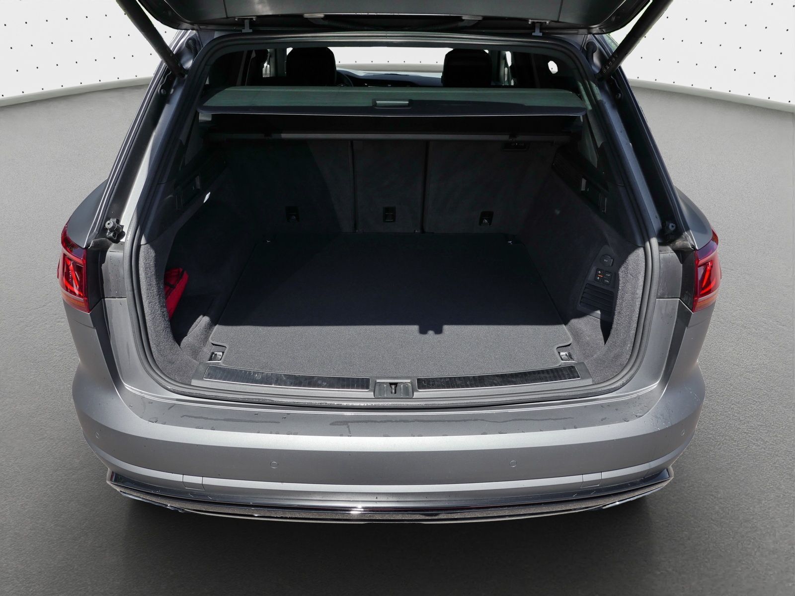 Volkswagen Touareg R-Line 3.0 TDI - Samsaru's Car Outlet