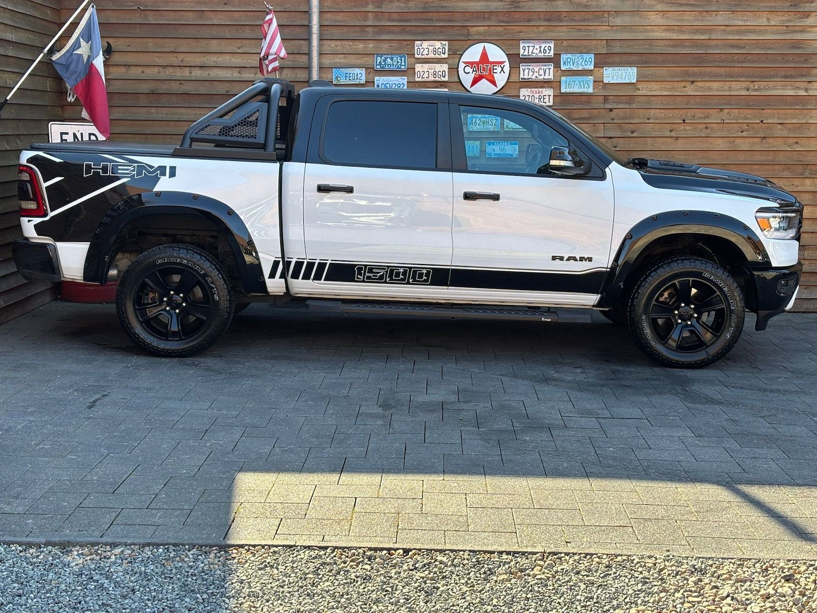 Dodge RAM 1500 Laramie 5.7L 12Zoll Display 4x4 AHK
