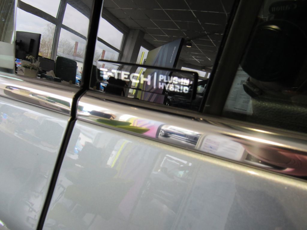 Renault Megane Grandtour ZEN E-TECH Plug-in - Samsaru's Car Outlet