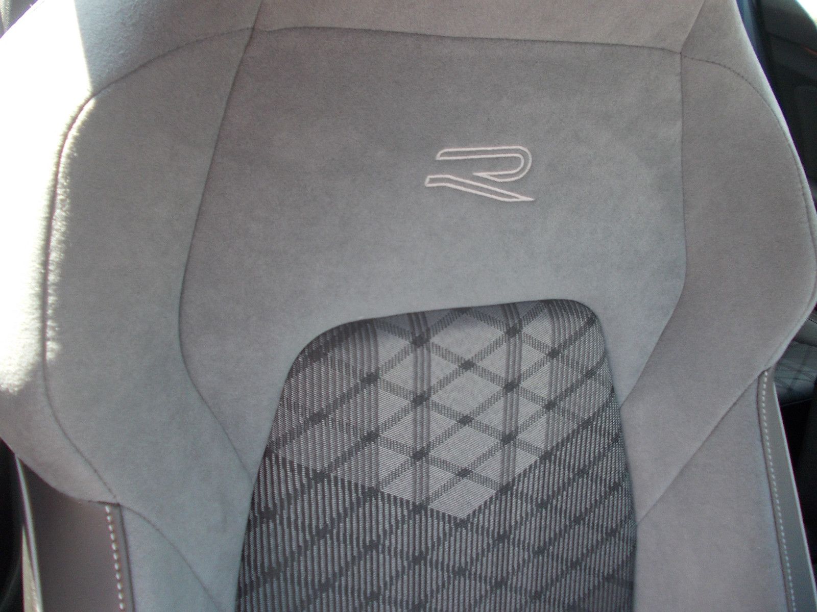 Volkswagen Golf VIII R-Line - Samsaru's Car Outlet
