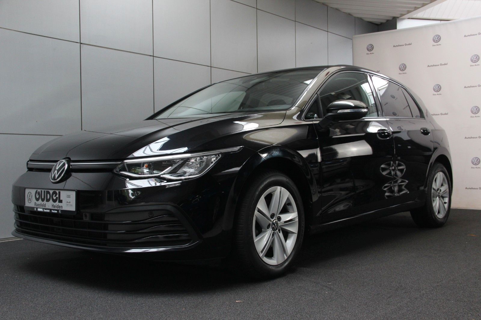 Volkswagen Golf 8 1.5 TSI Life - Samsaru's Car Outlet