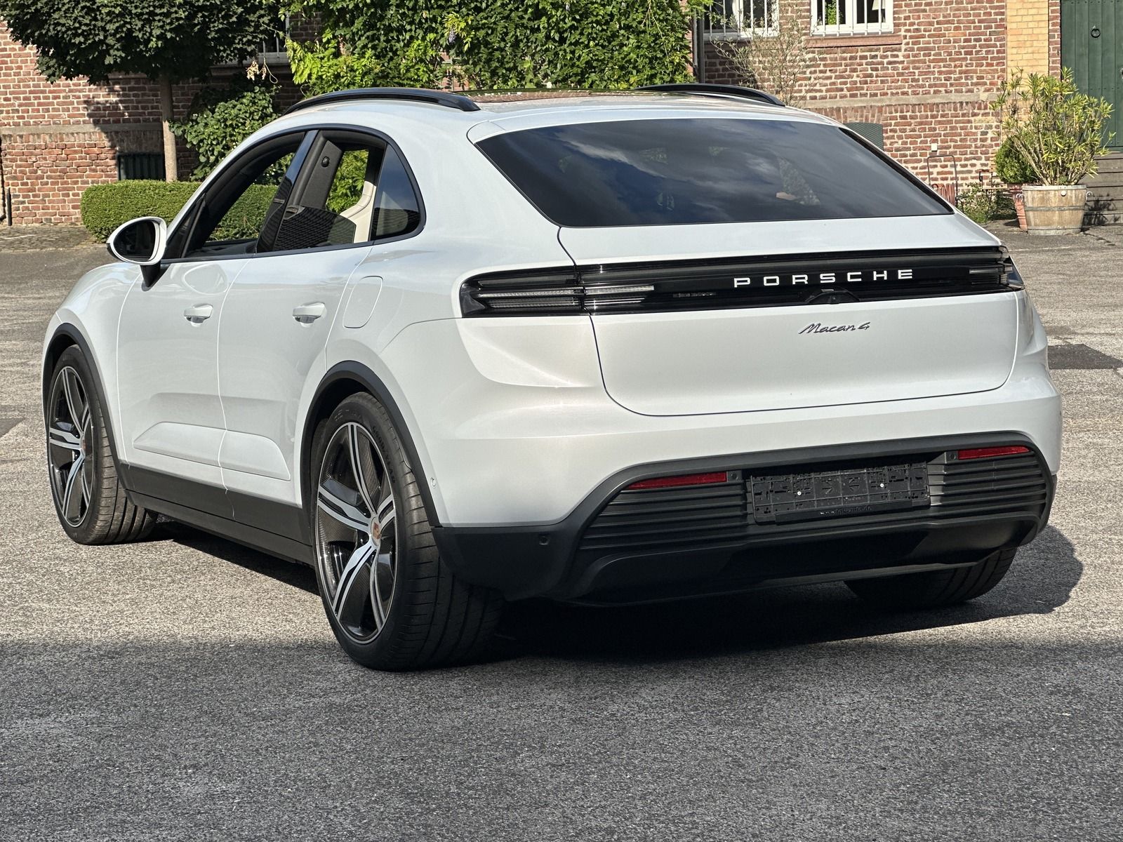 Porsche Macan 4 Exclusive - Samsaru's Car Outlet