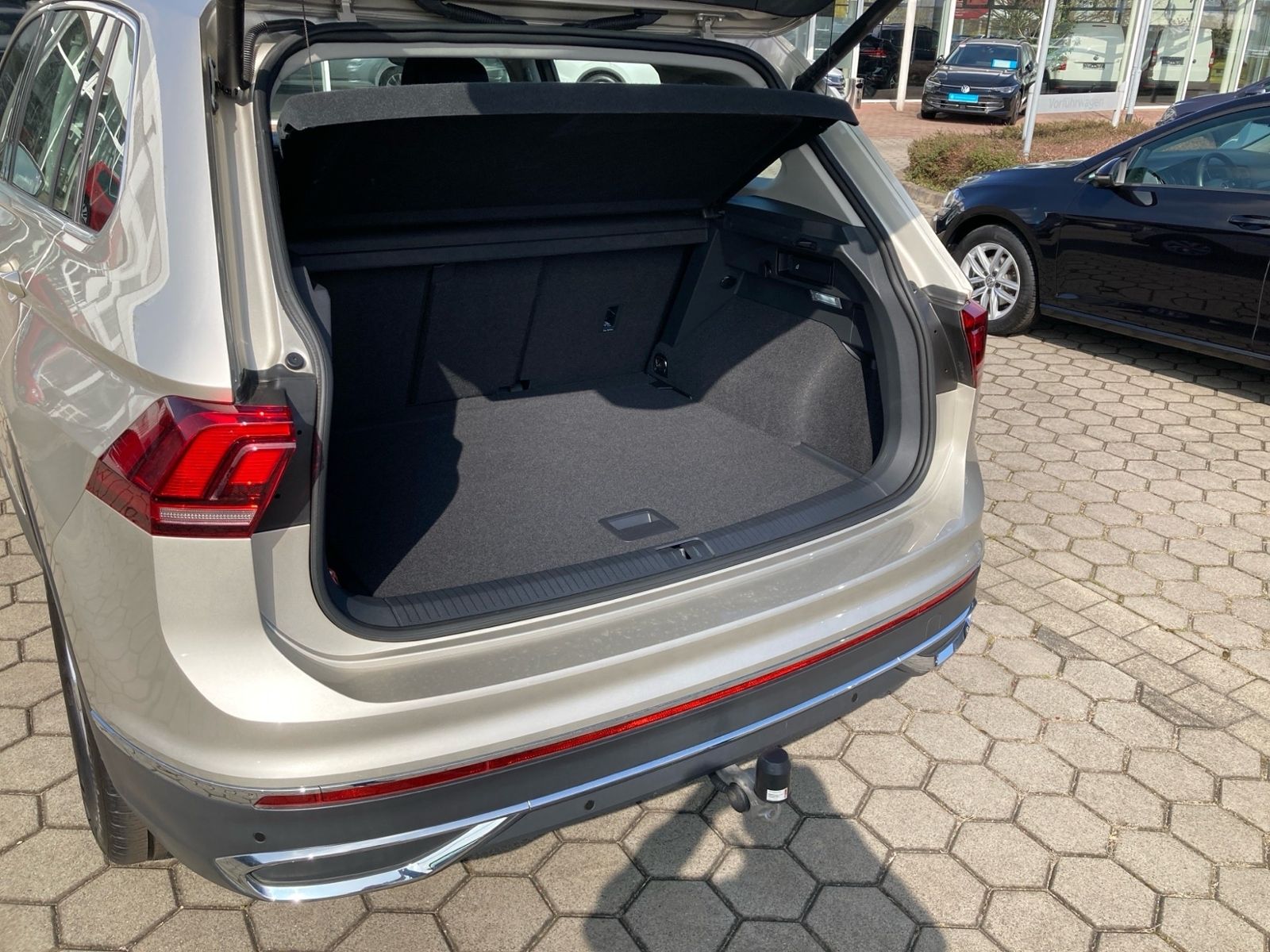 Volkswagen Tiguan 1.5 TSI Elegance - Samsaru's Car Outlet